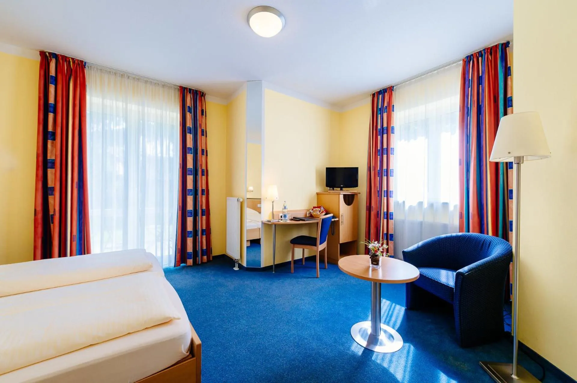 Communal lounge/ TV room, Bed in Hotel Graf Lehndorff zur Messe