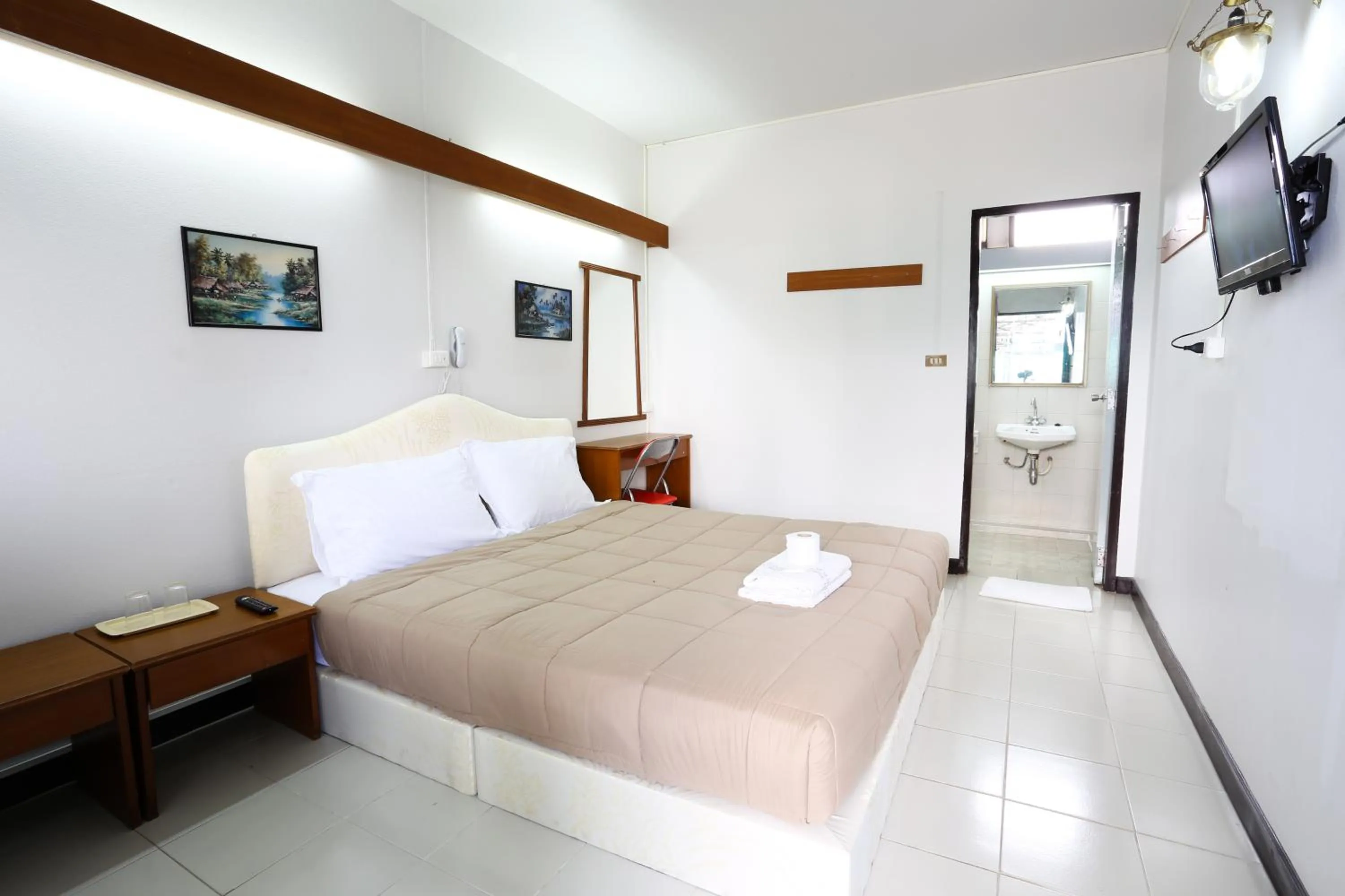 Bed in Chomdoi House Hotel