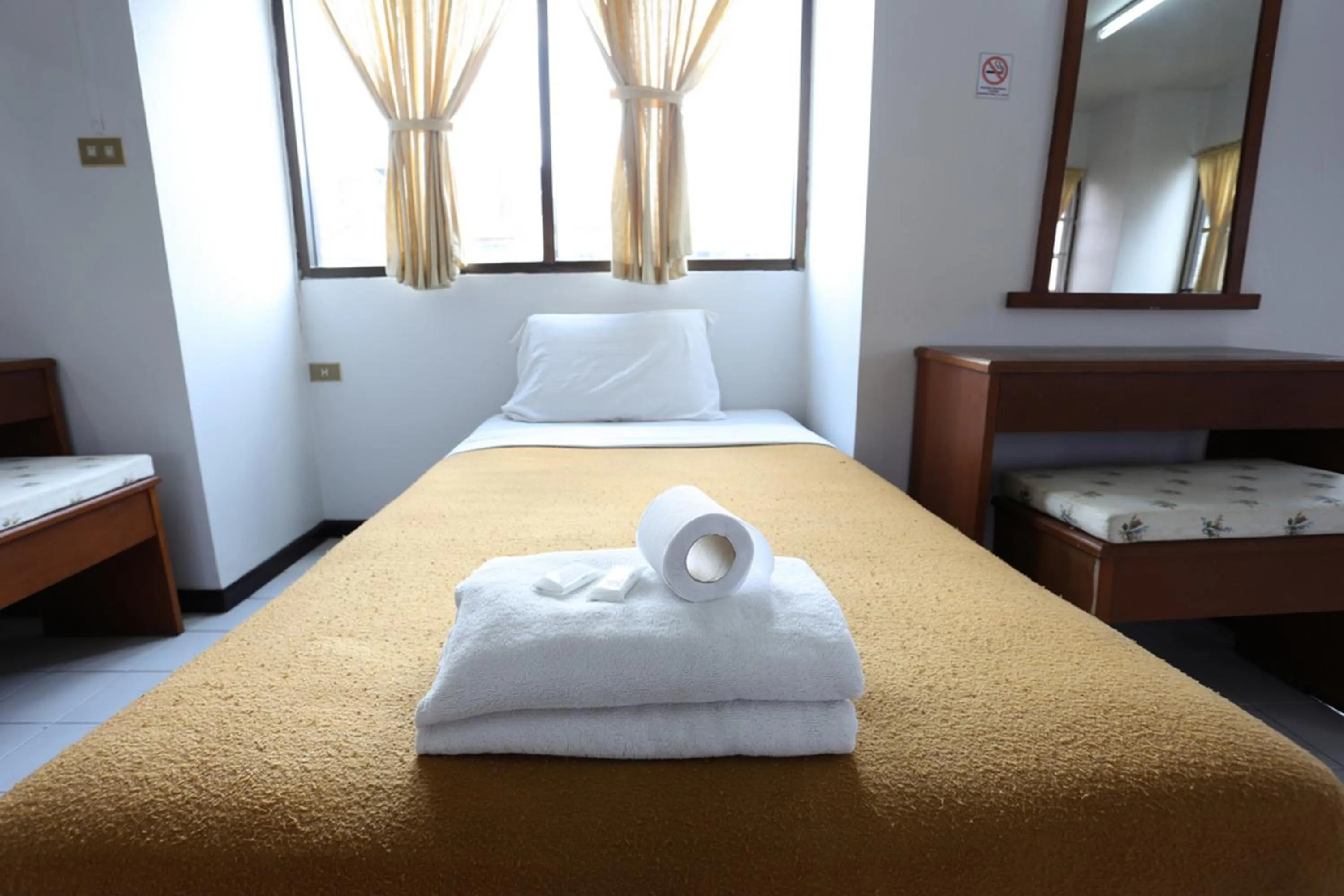 Bed in Chomdoi House Hotel