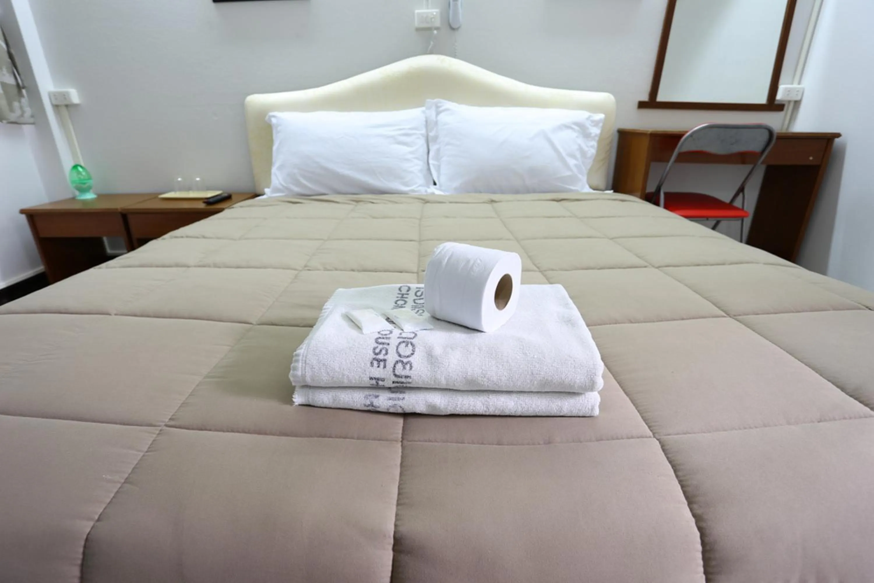 Bed in Chomdoi House Hotel