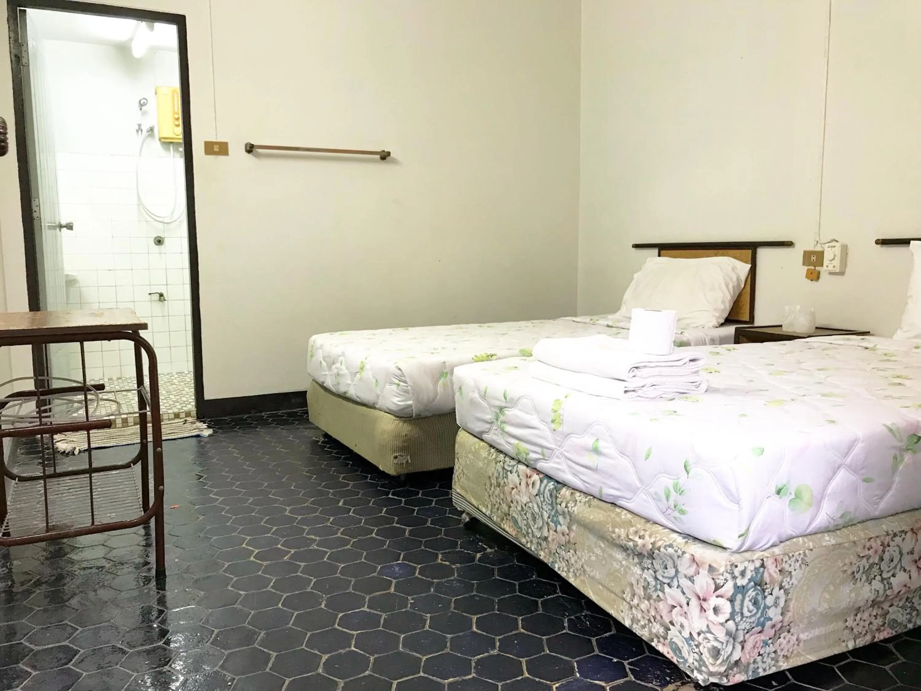 Bed in Chomdoi House Hotel