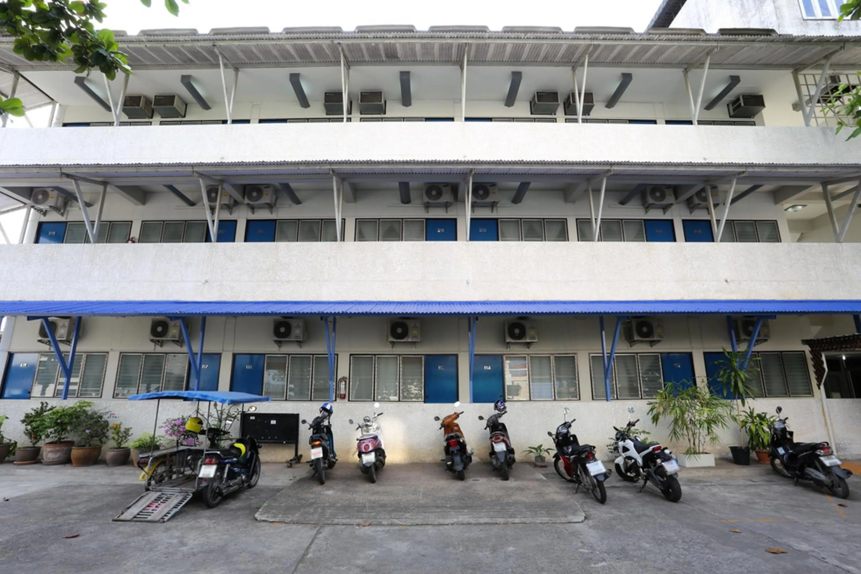 Day in Chomdoi House Hotel