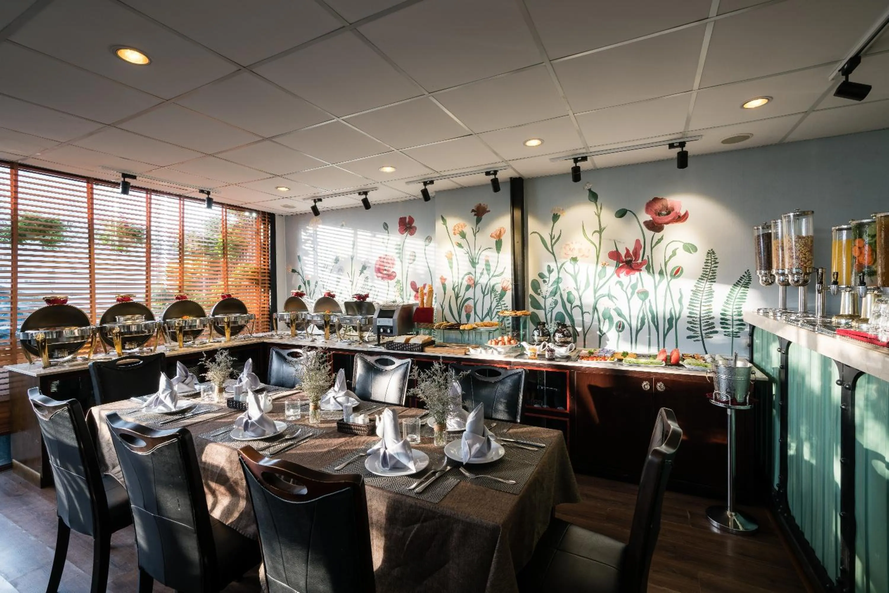 Restaurant/places to eat in Asian Ruby Center Point Hotel & Spa