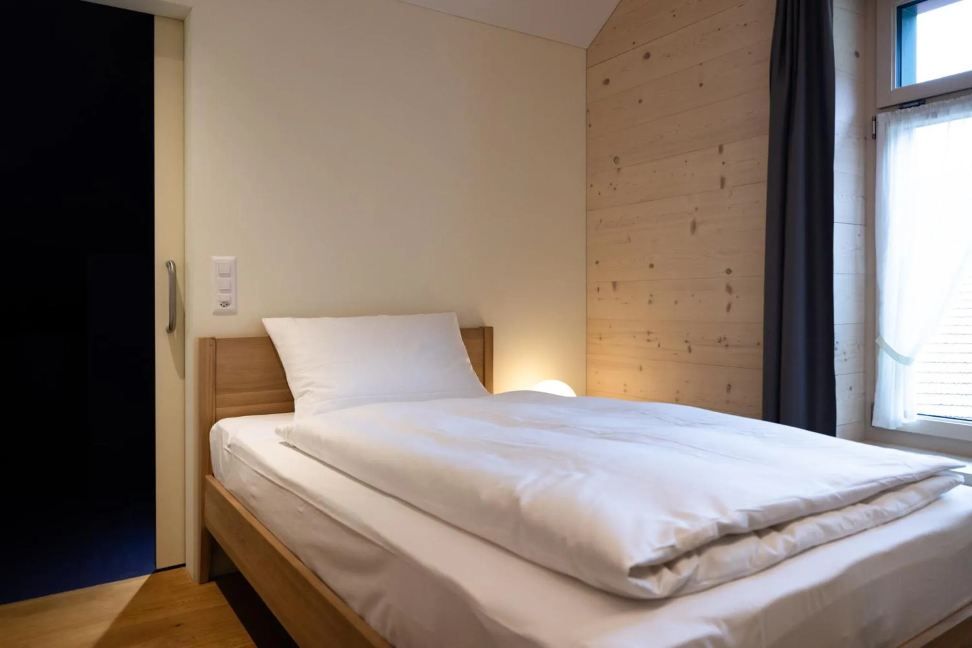 Photo of the whole room, Bed in FLÜHLI Hotel Kurhaus