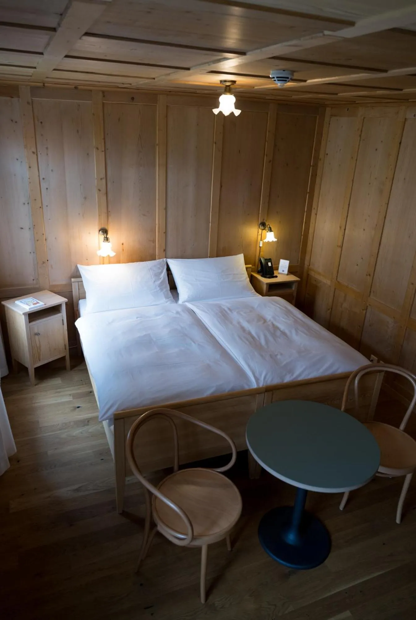 Photo of the whole room, Bed in FLÜHLI Hotel Kurhaus