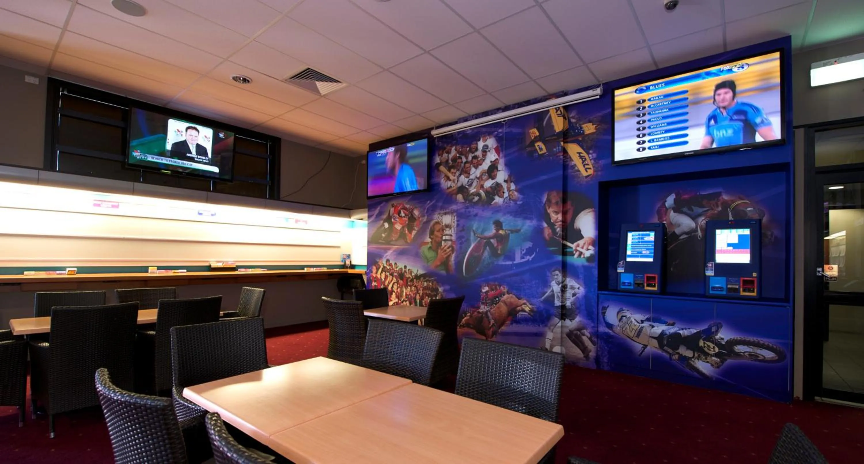 Lounge or bar in Best Western Blackbutt Inn