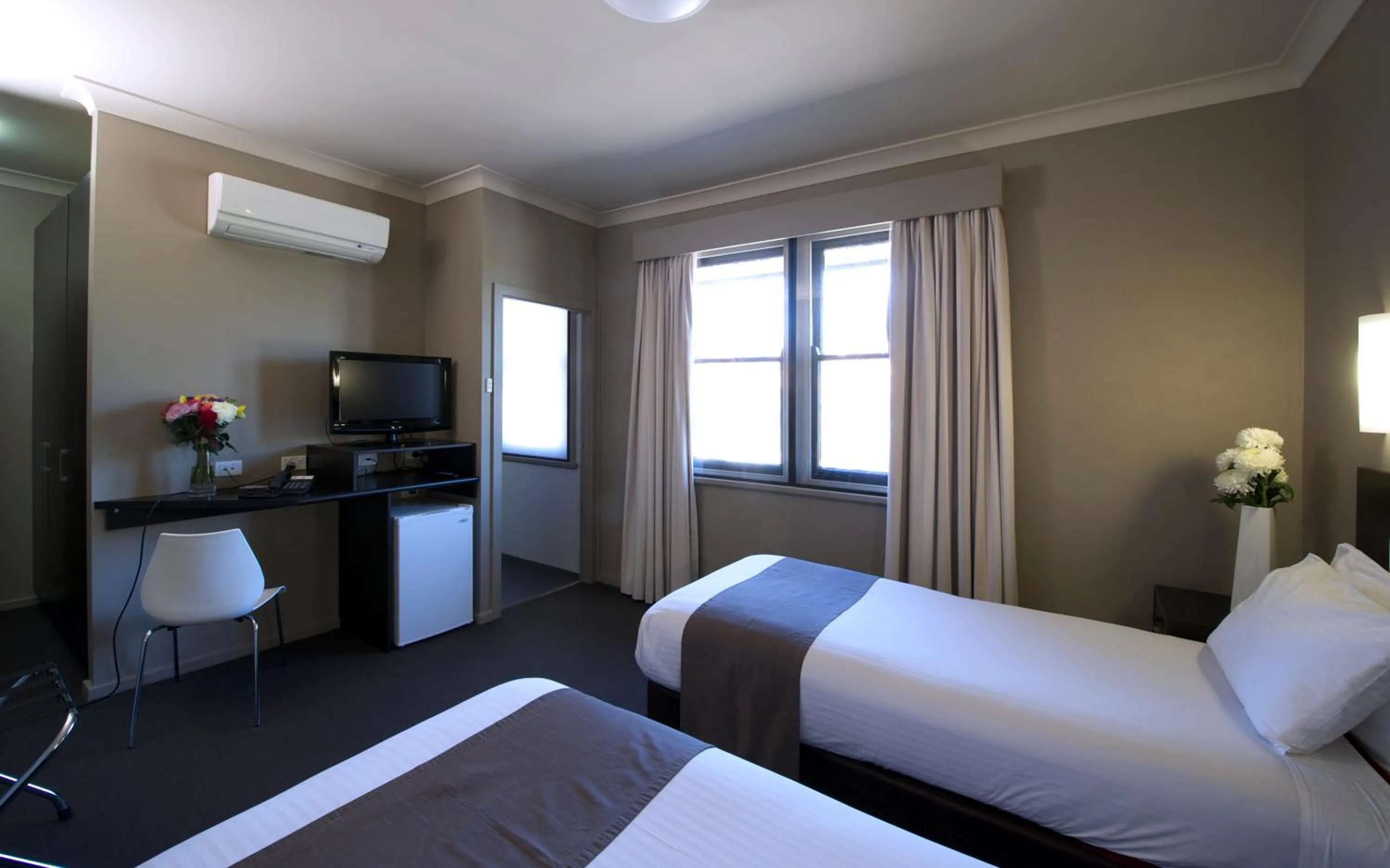 Photo of the whole room, Bed in Best Western Blackbutt Inn