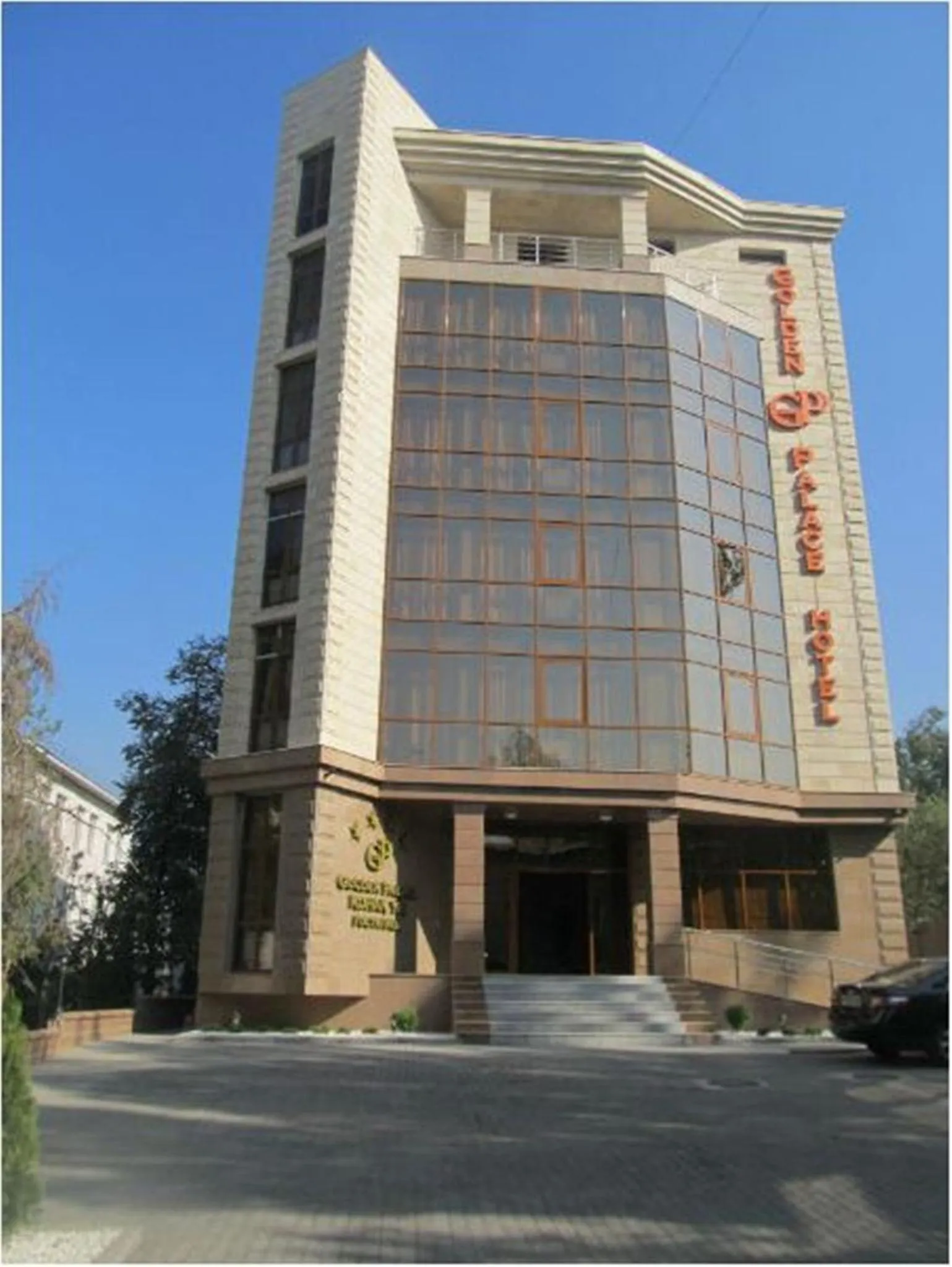 Facade/entrance in Golden Palace Hotel