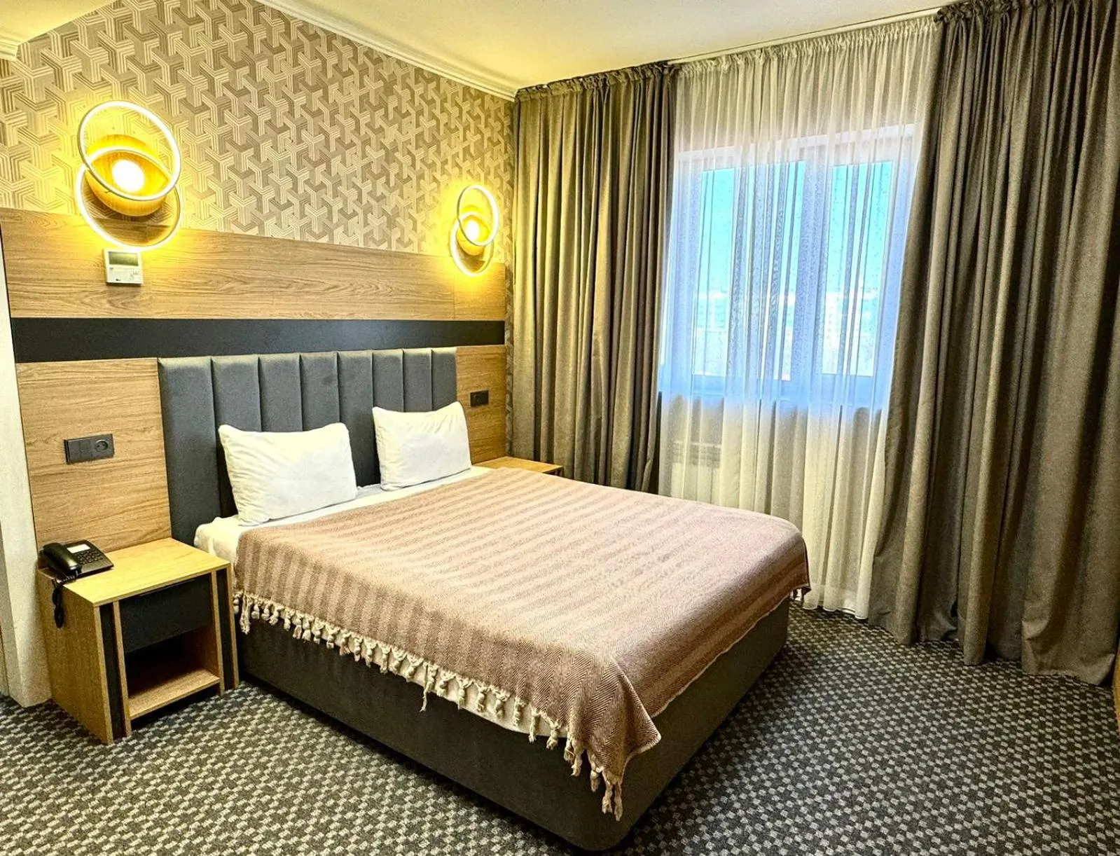 Bedroom, Bed in Golden Palace Hotel