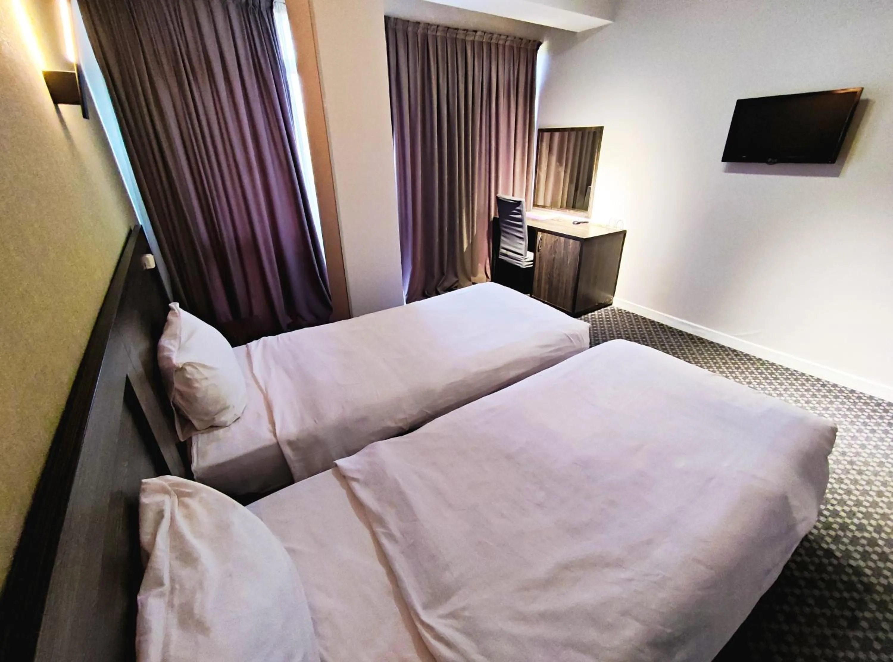 Photo of the whole room, Bed in Golden Palace Hotel