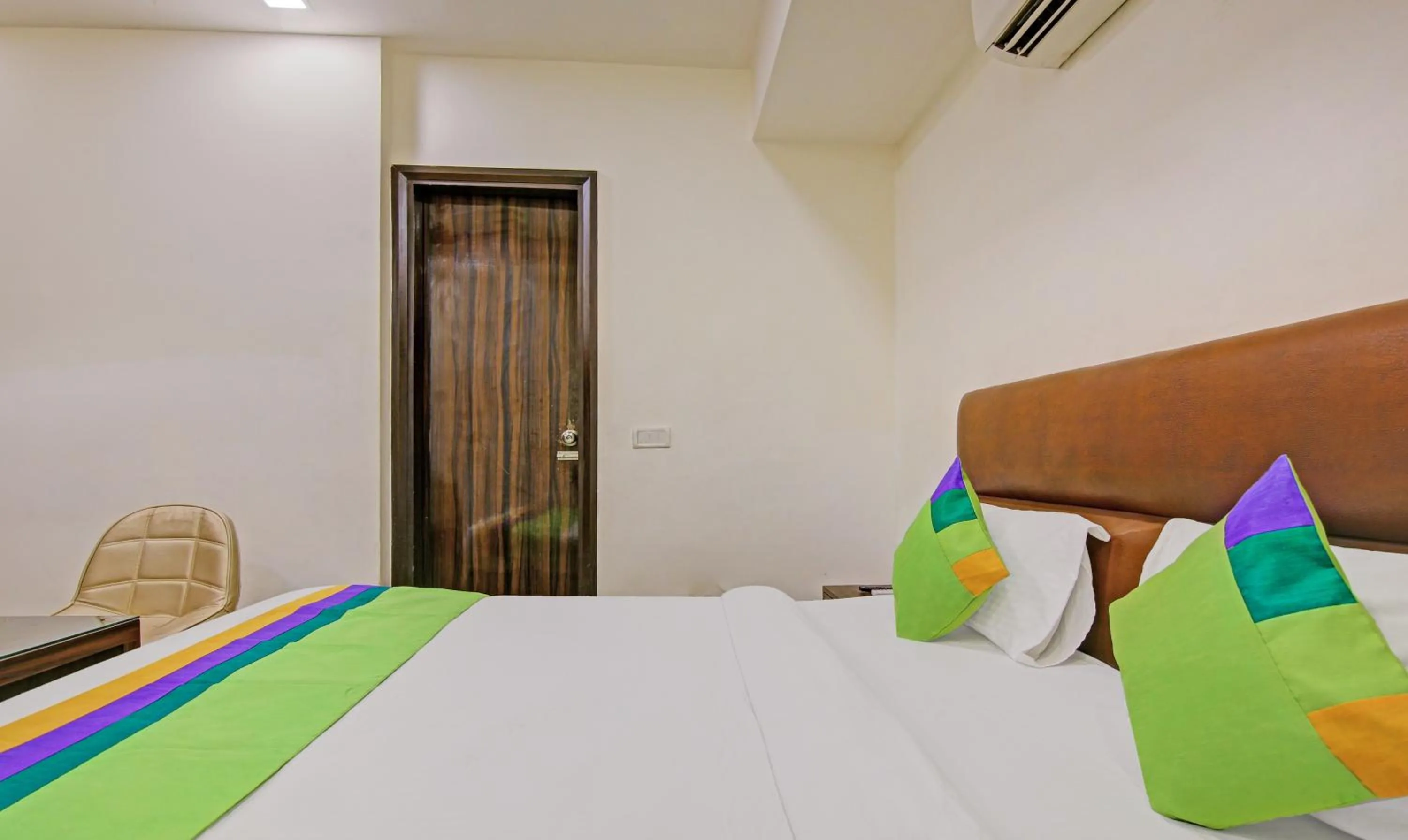 Bedroom, Bed in Itsy Hotels Prime Stay