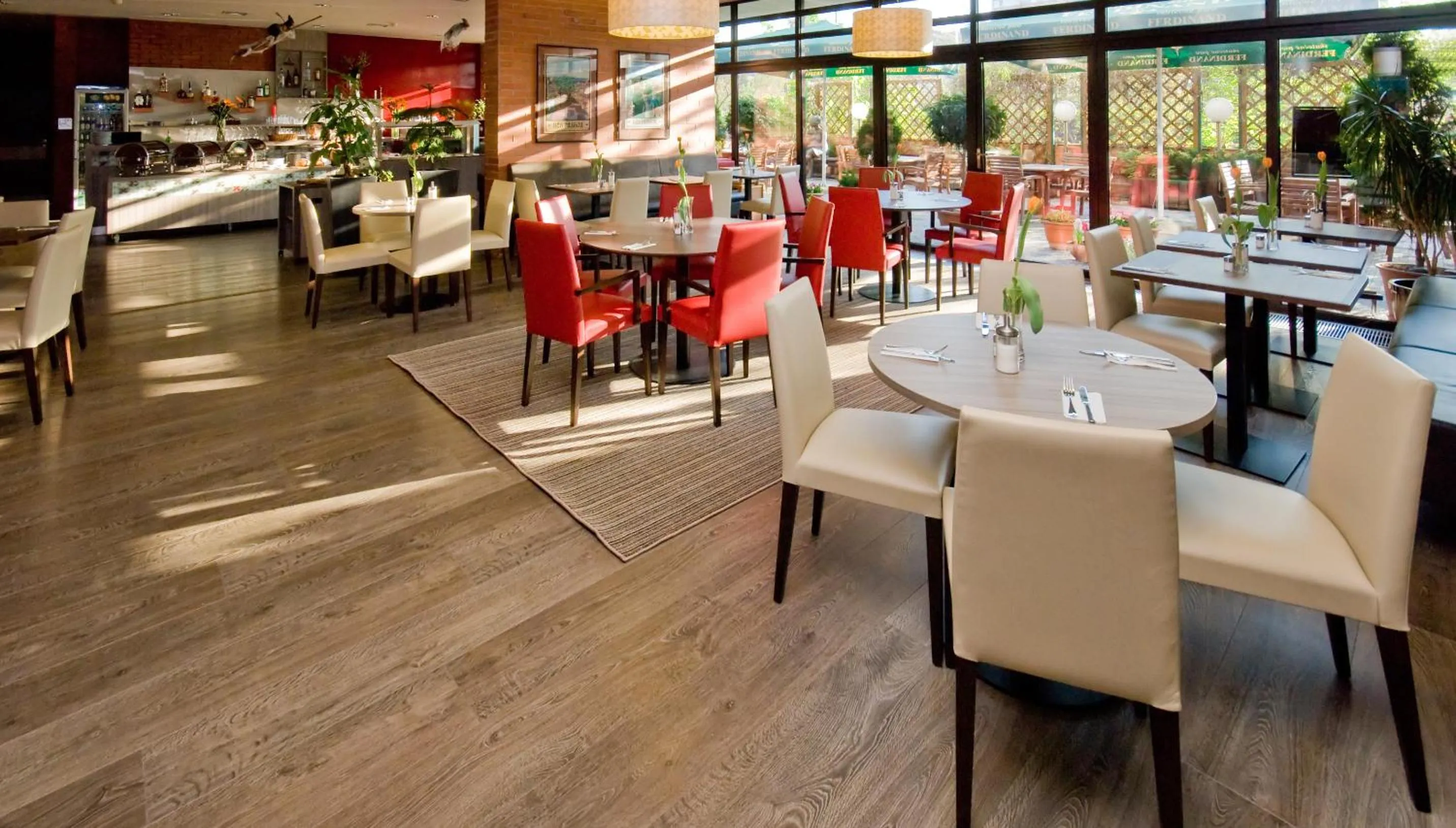 Restaurant/places to eat in Expo Hotel