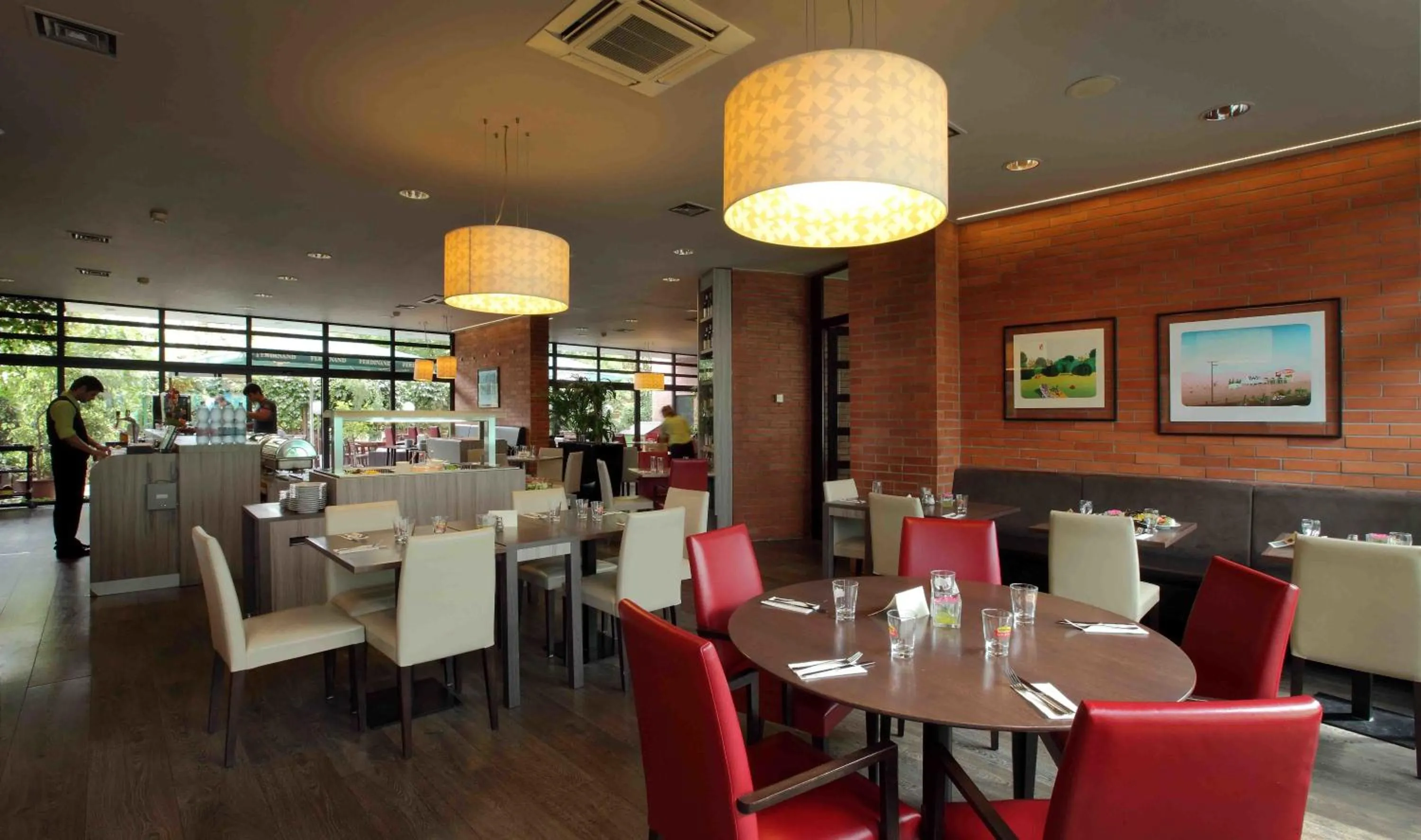 Restaurant/places to eat in Expo Hotel