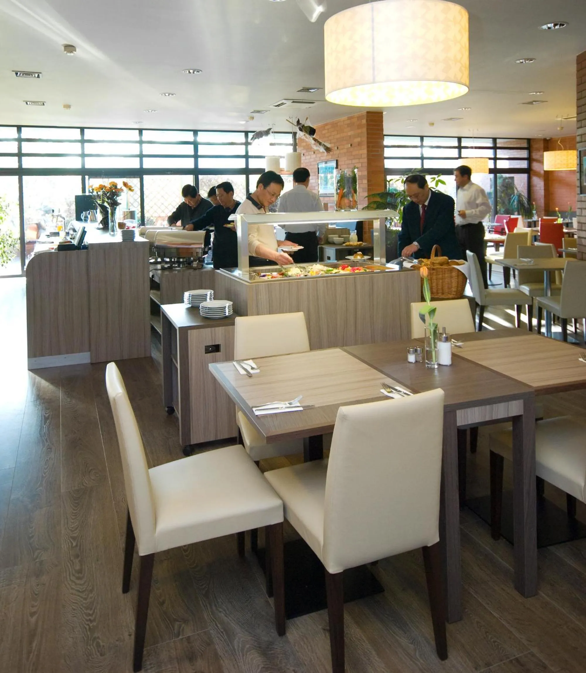 Restaurant/places to eat in Expo Hotel