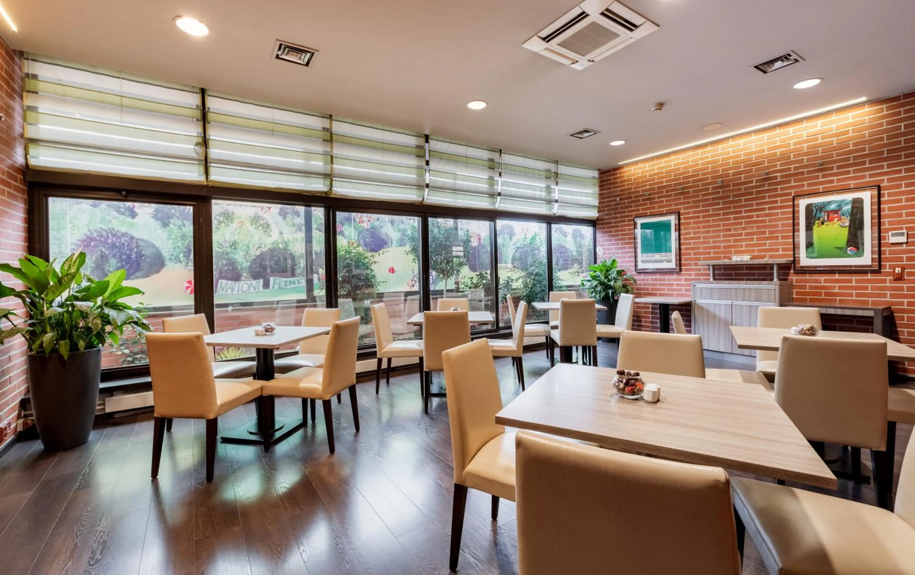 Restaurant/places to eat in Expo Hotel