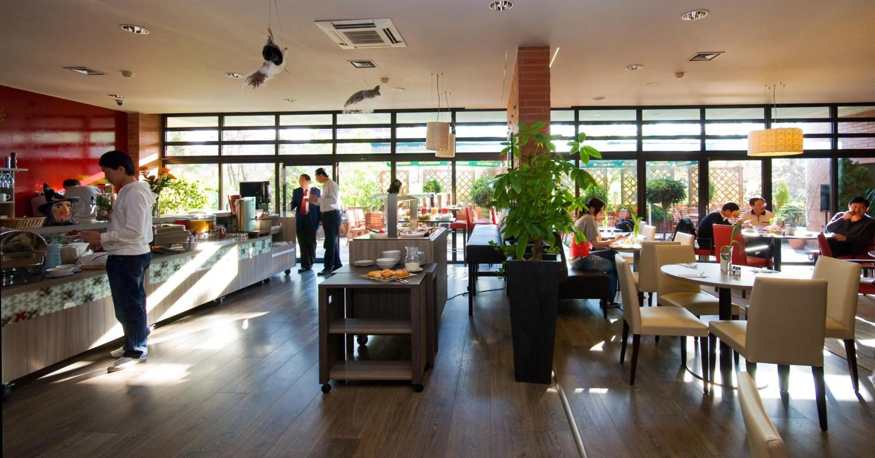 Restaurant/places to eat in Expo Hotel