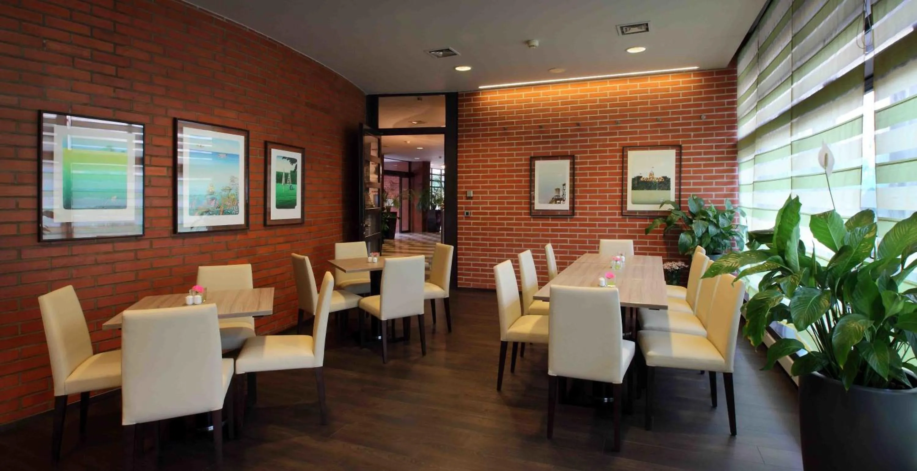 Restaurant/places to eat in Expo Hotel