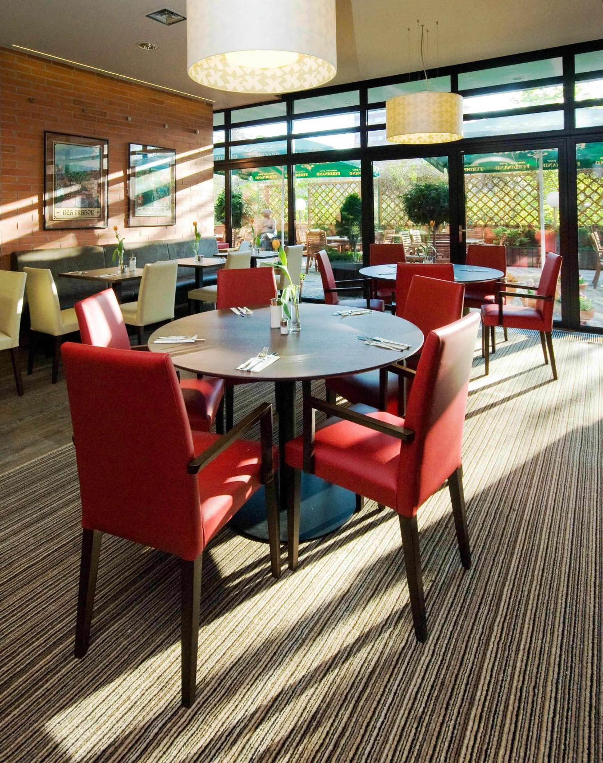 Restaurant/places to eat in Expo Hotel