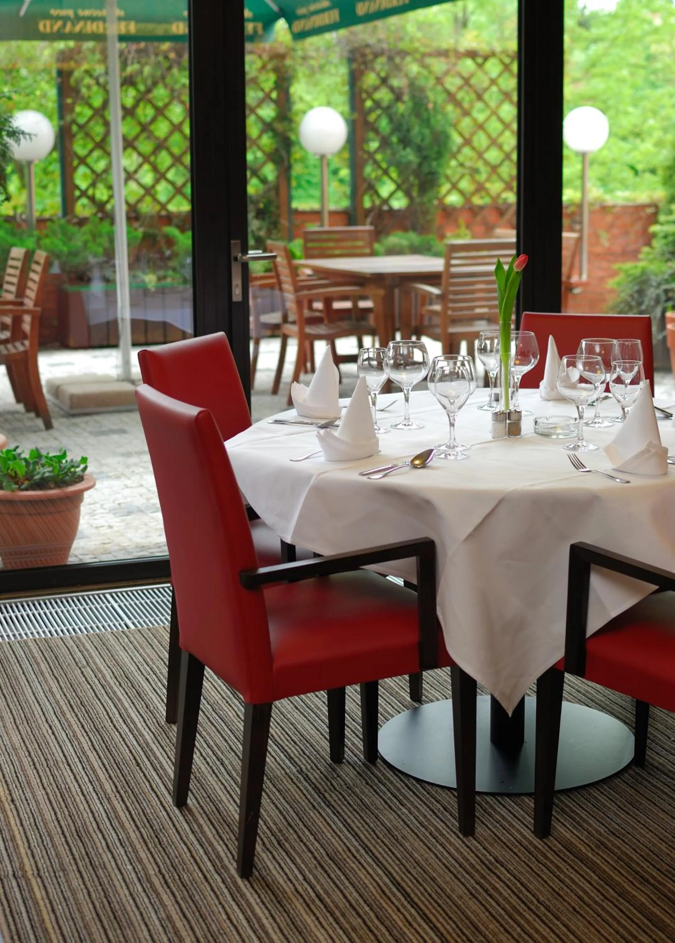 Restaurant/places to eat in Expo Hotel