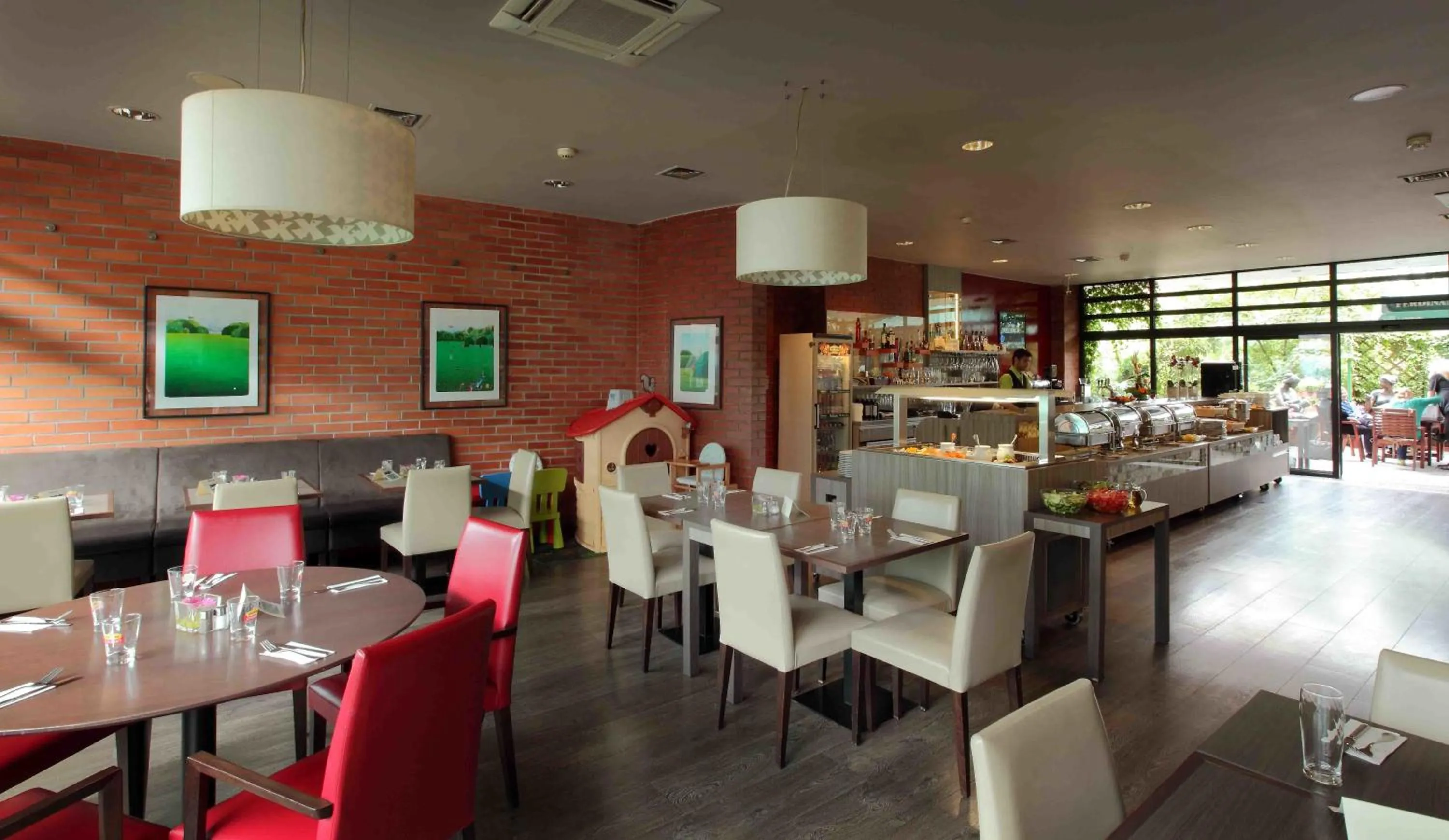 Restaurant/places to eat in Expo Hotel