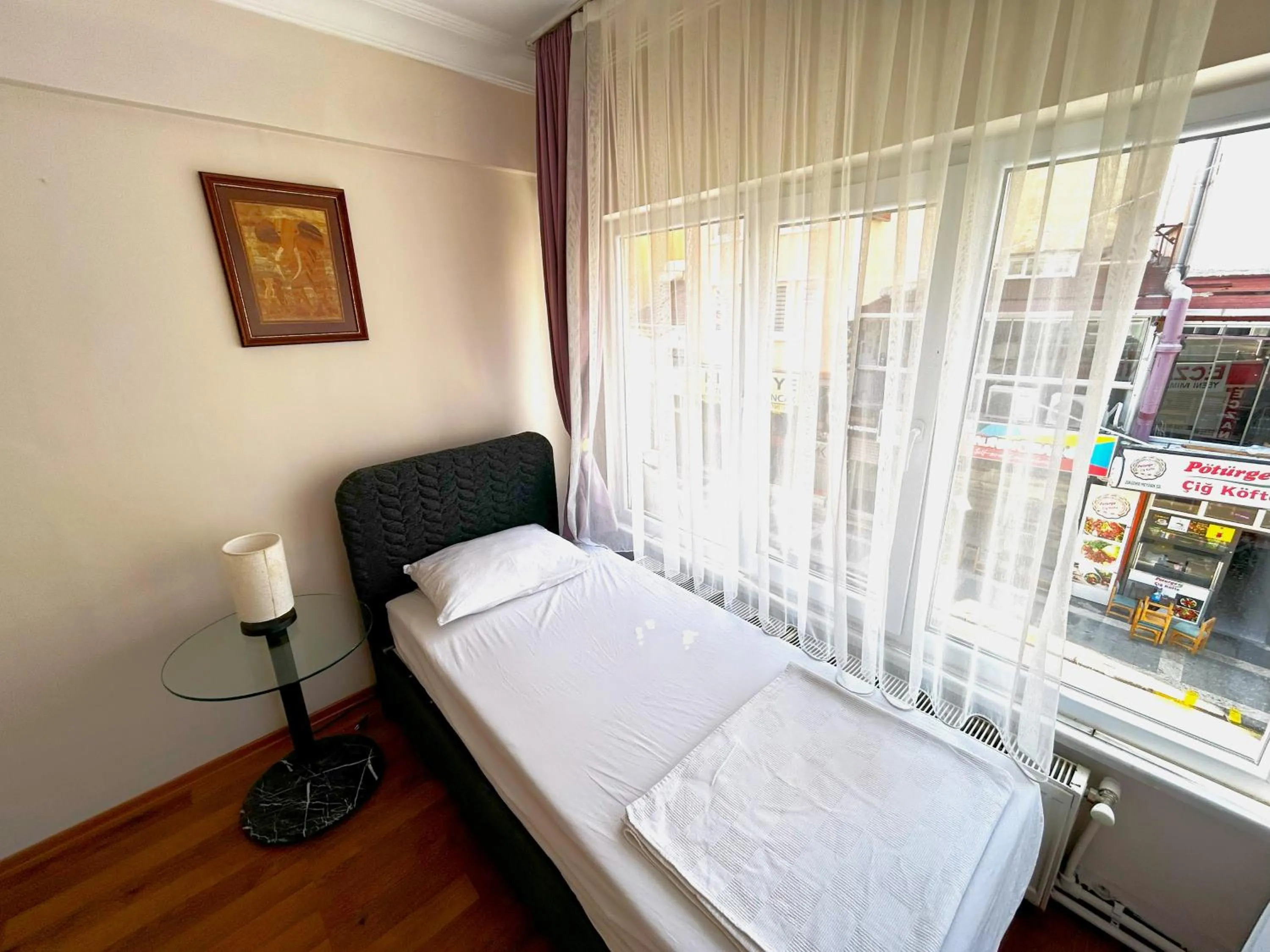 Budget Single Room in Meydan Pansiyon Uskudar