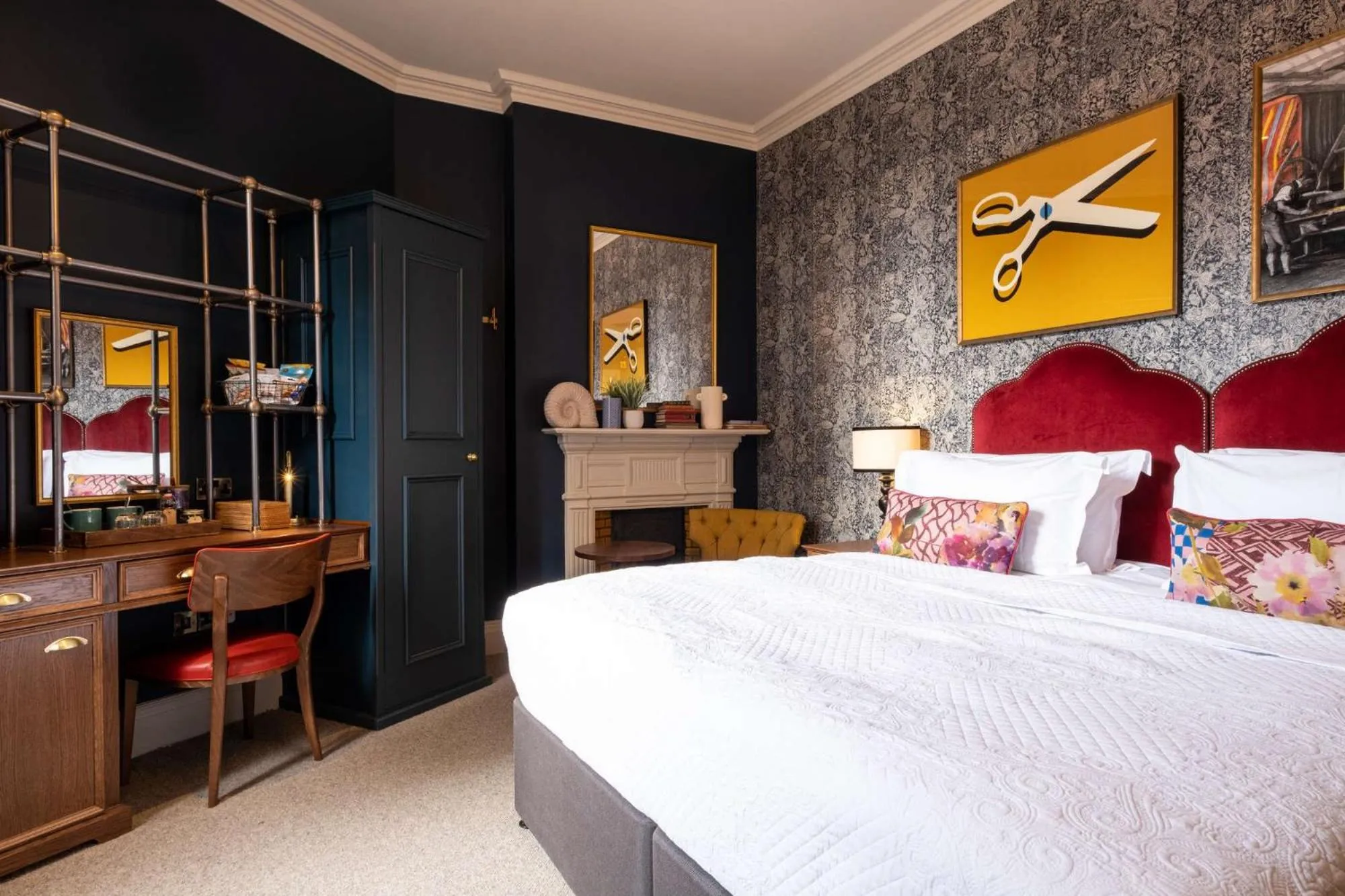 Bedroom, Bed in Spread Eagle