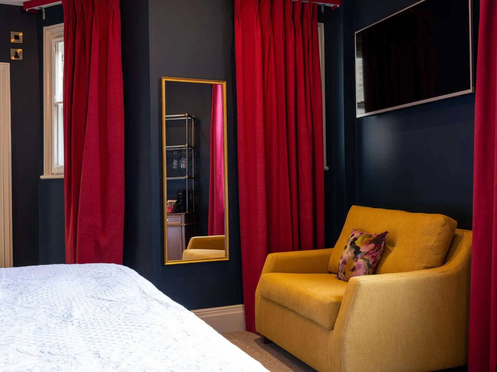 Bedroom, Bed in Spread Eagle