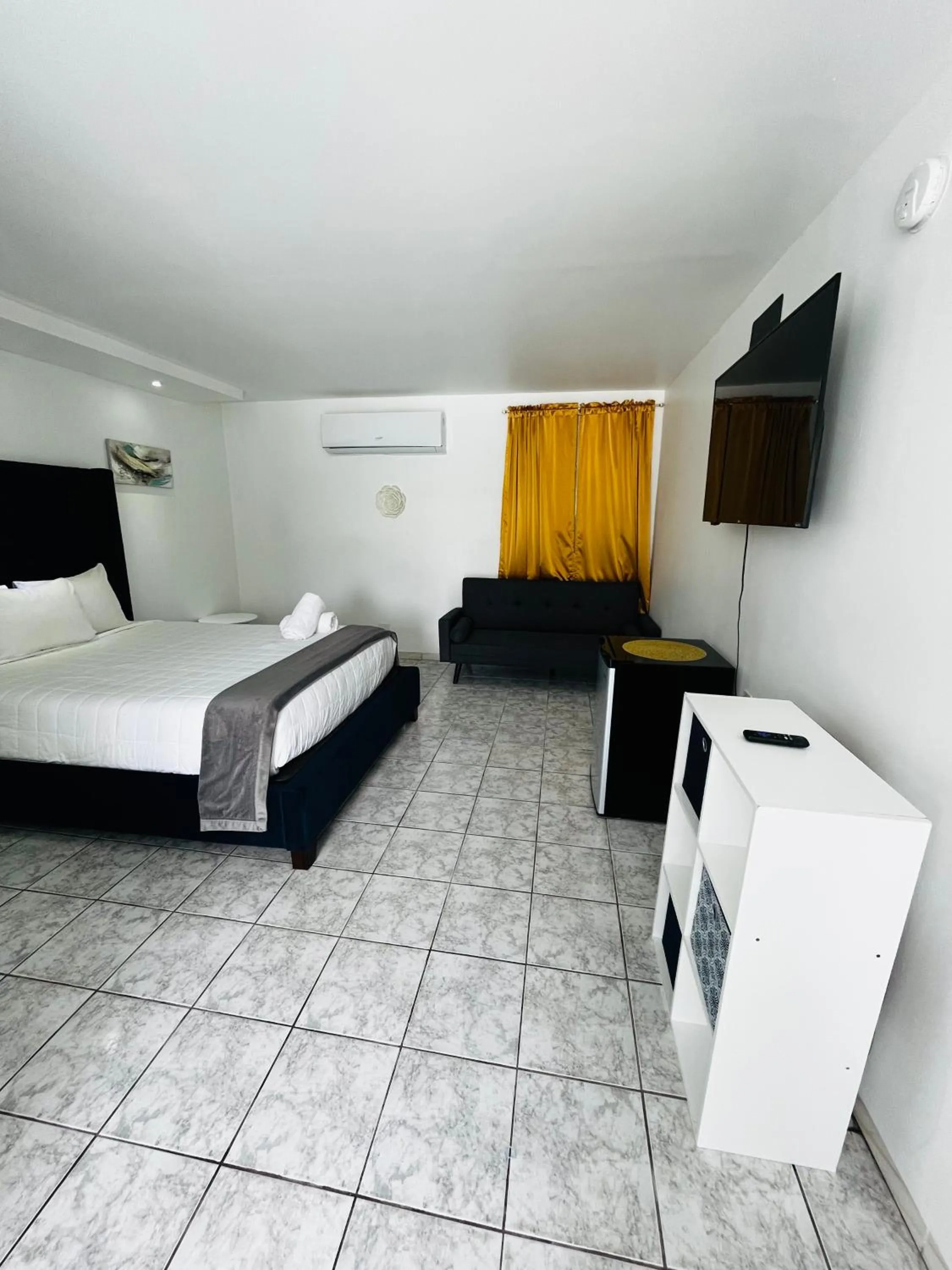 Bed in Douglas Highway Inn Hotel