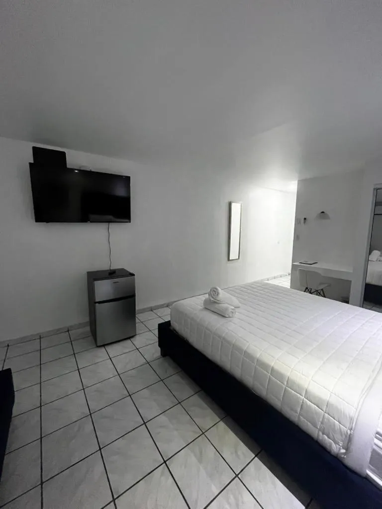 Communal lounge/ TV room in Douglas Highway Inn Hotel