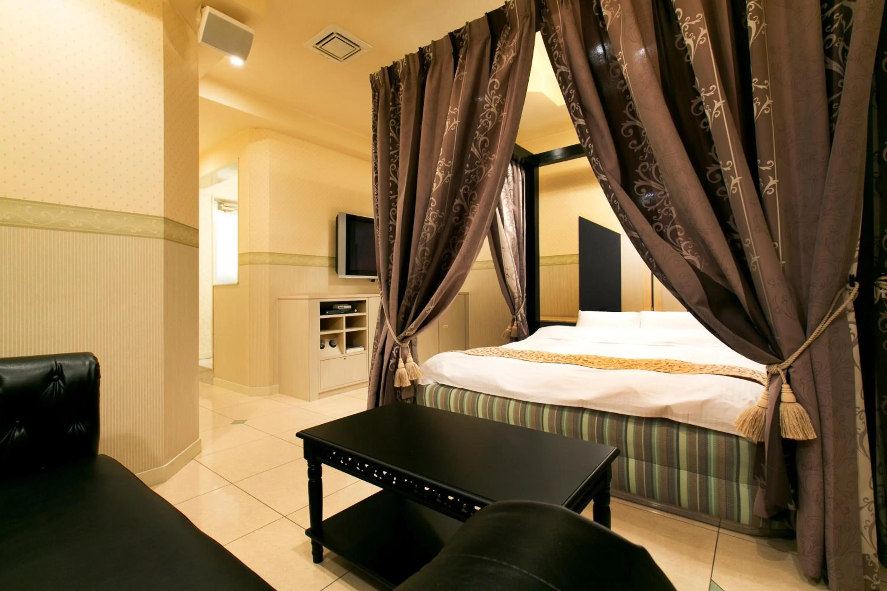 Bed in Hotel Luna (Adult Only)
