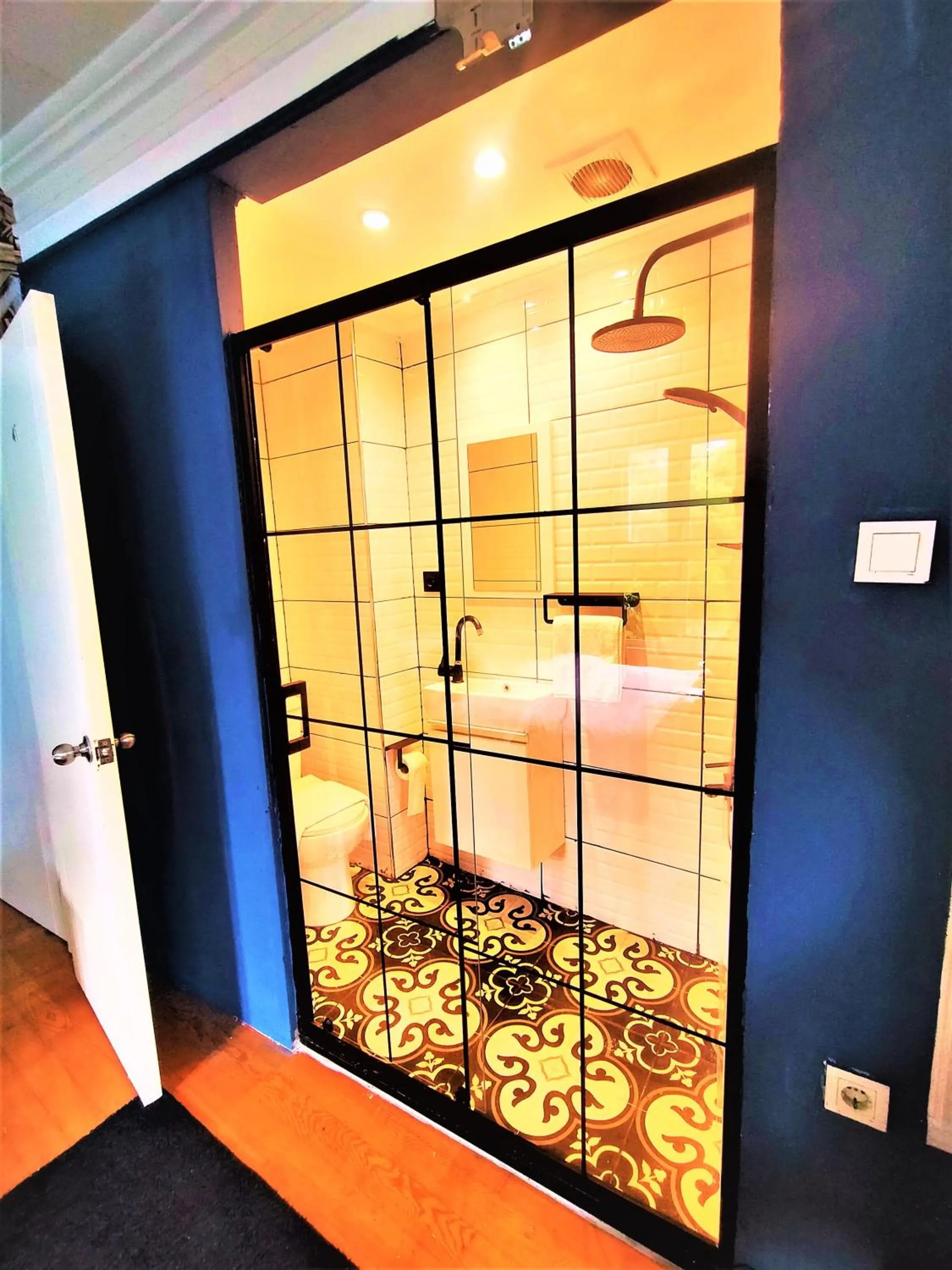 Shower in Dreamers V&V Hotel Cihangir