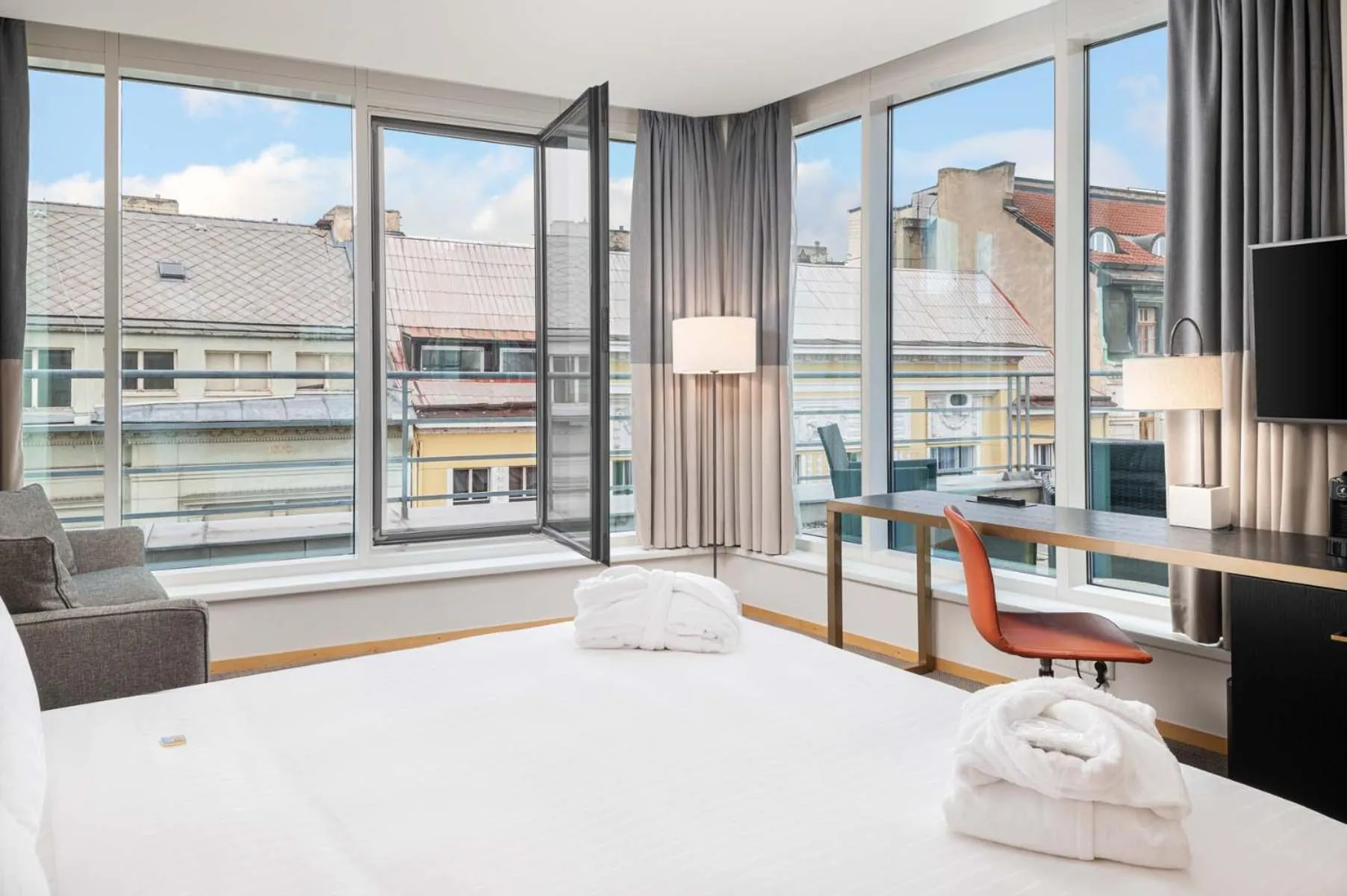 Bed in K+K Hotel Fenix