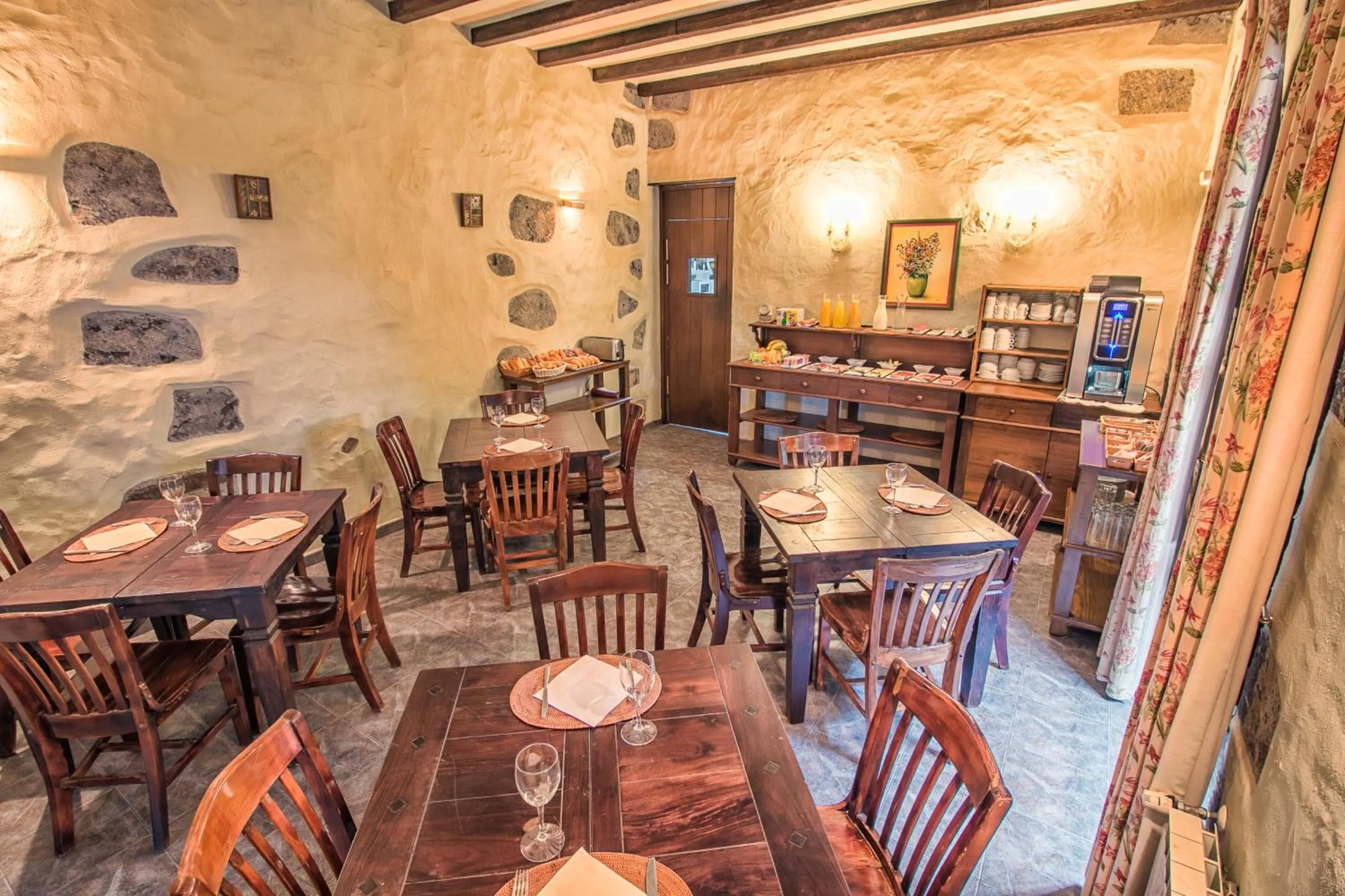 Restaurant/places to eat in Hotel Rural LIVVO Maipez