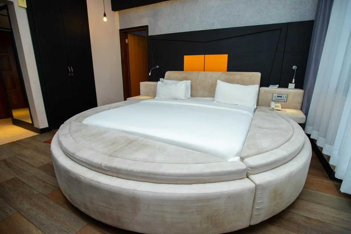 Bathroom, Bed in Gold Crest Hotel