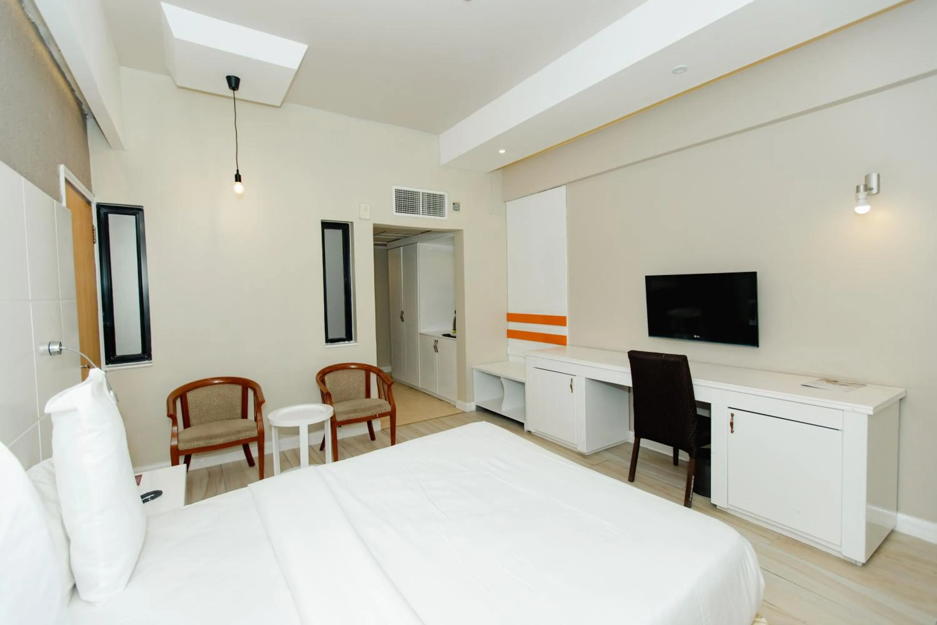 Communal lounge/ TV room, Bed in Gold Crest Hotel