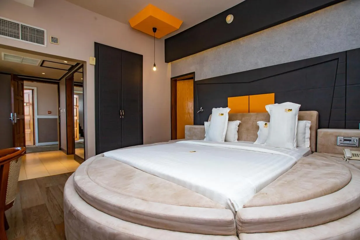 Bathroom, Bed in Gold Crest Hotel