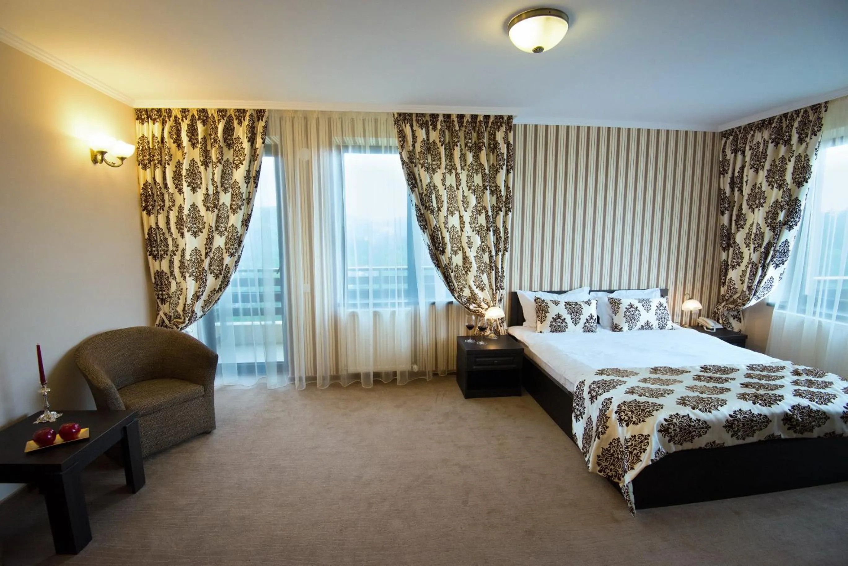 Photo of the whole room, Bed in Pensiunea Toscana