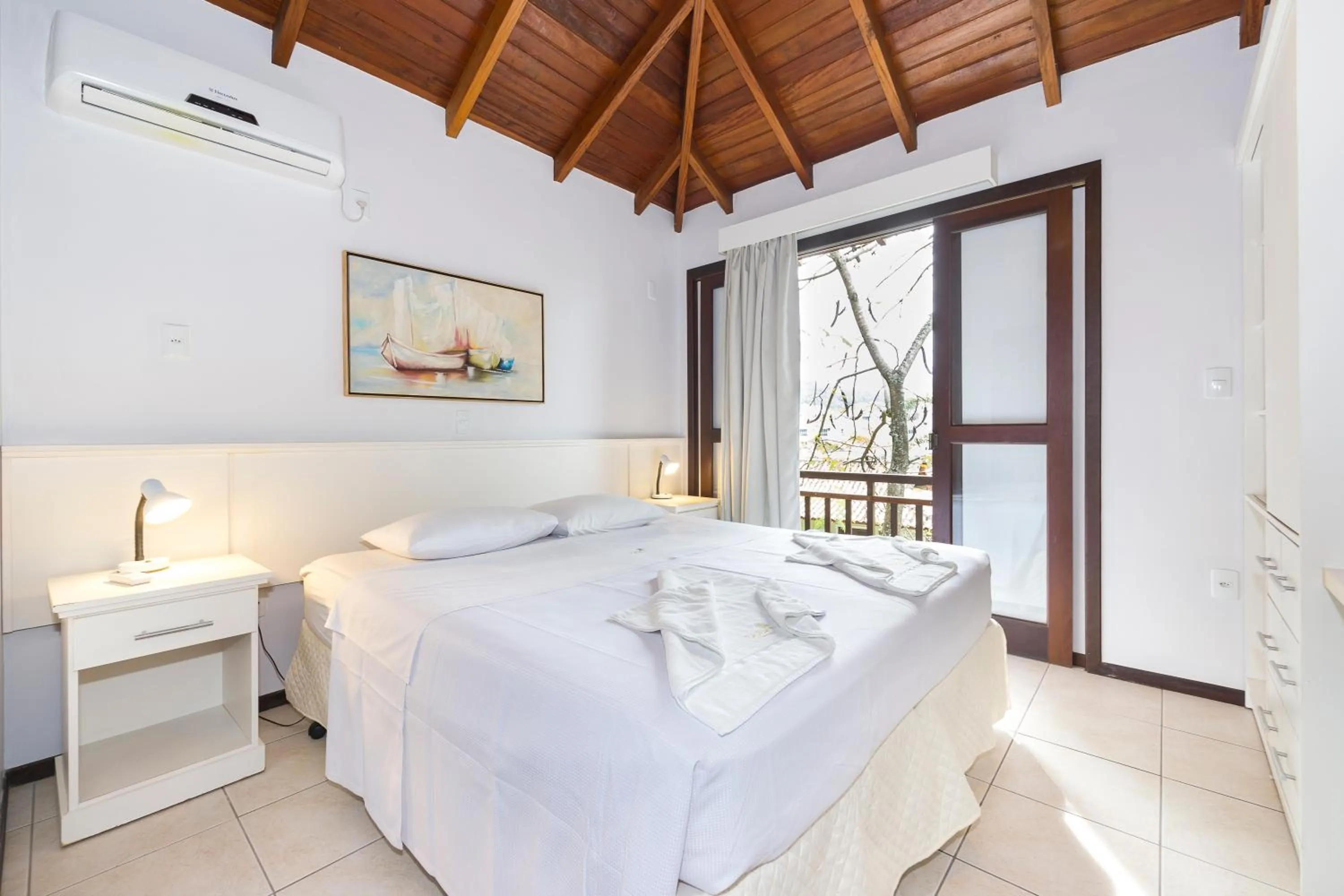 Bedroom, Bed in Dubai Bungalows Bombinhas