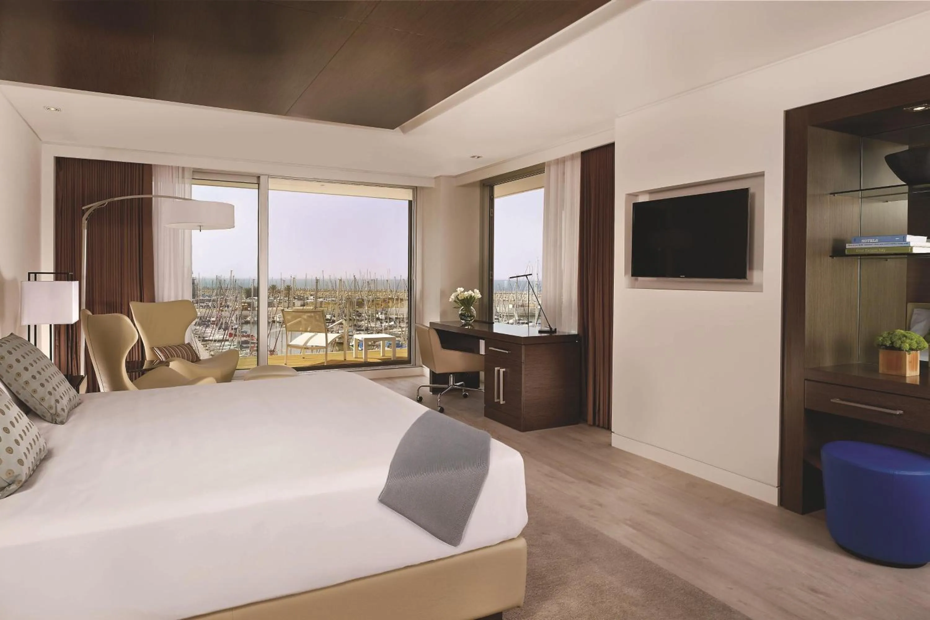 Photo of the whole room, Bed in The Ritz-Carlton, Herzliya