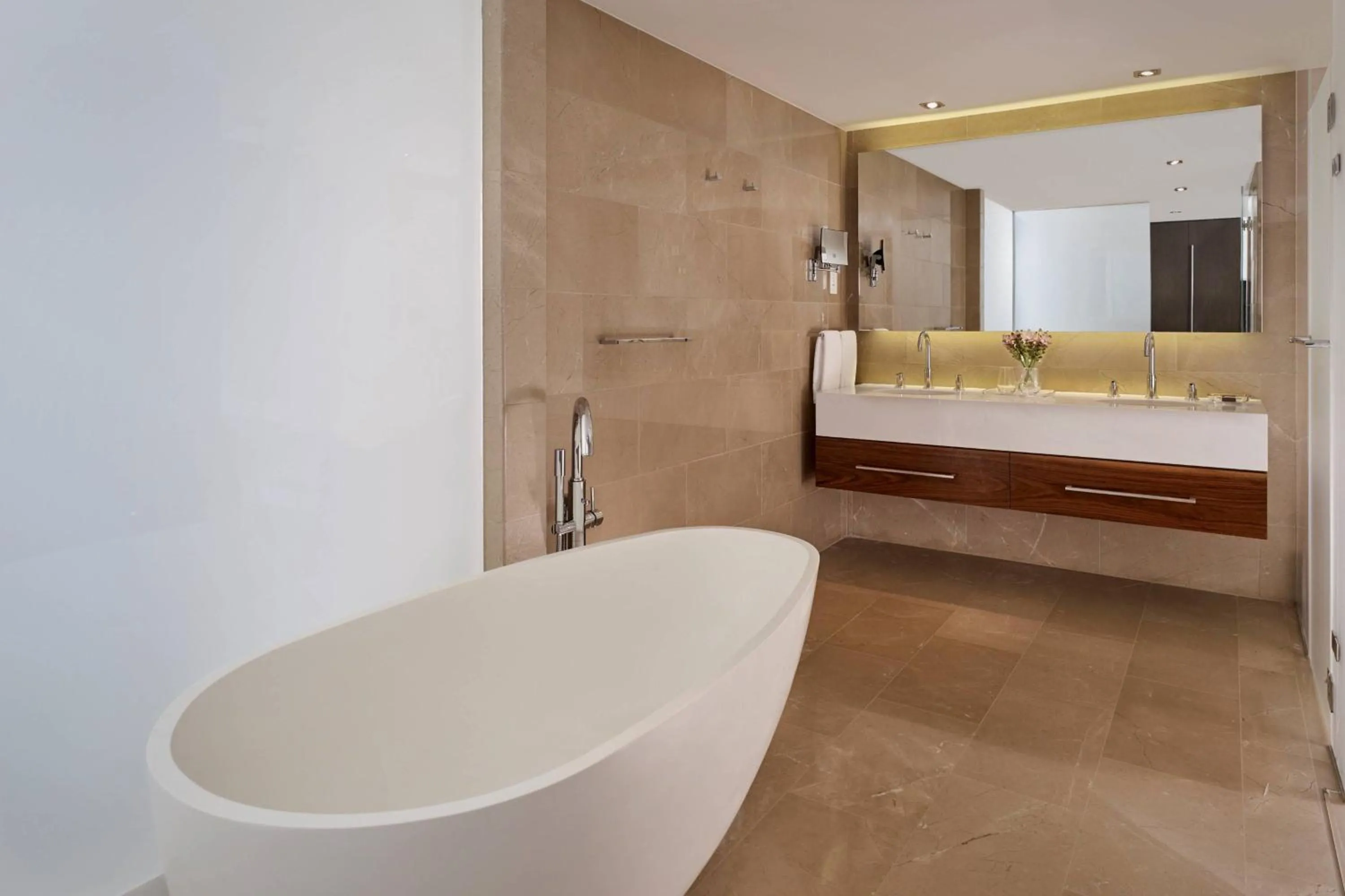 Bathroom, Bed in The Ritz-Carlton, Herzliya