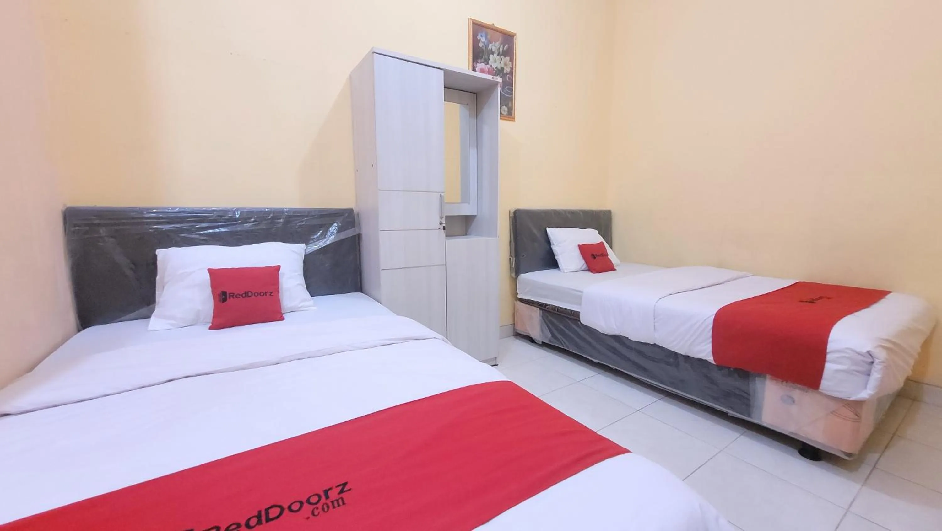Standard Twin Room in RedDoorz Syariah At Endrayanti Inn RSUD Yogyakarta