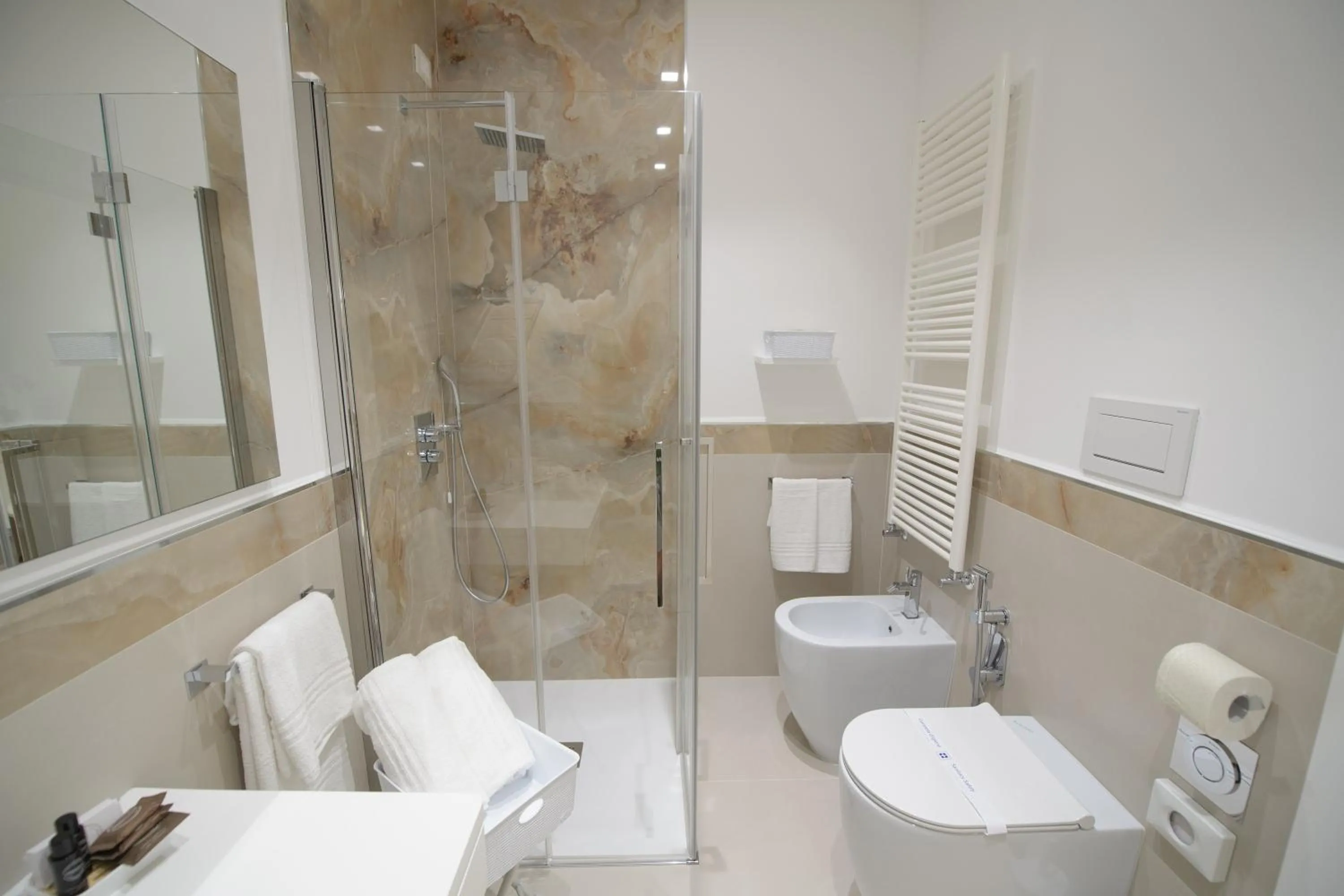 Shower in B&B "Corte Mopps" Grottaglie città della ceramica - SPA Elysium