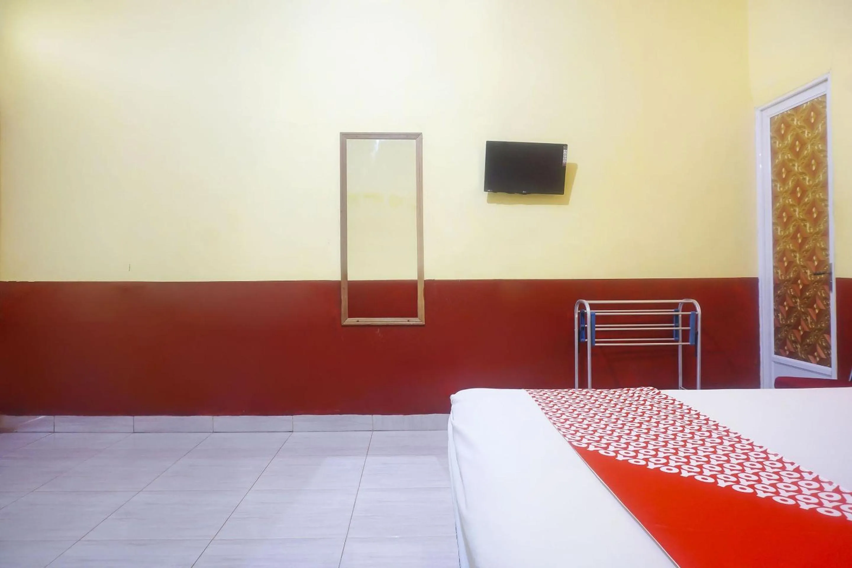 Bedroom, Bed in Hotel O Sari Jeneponto