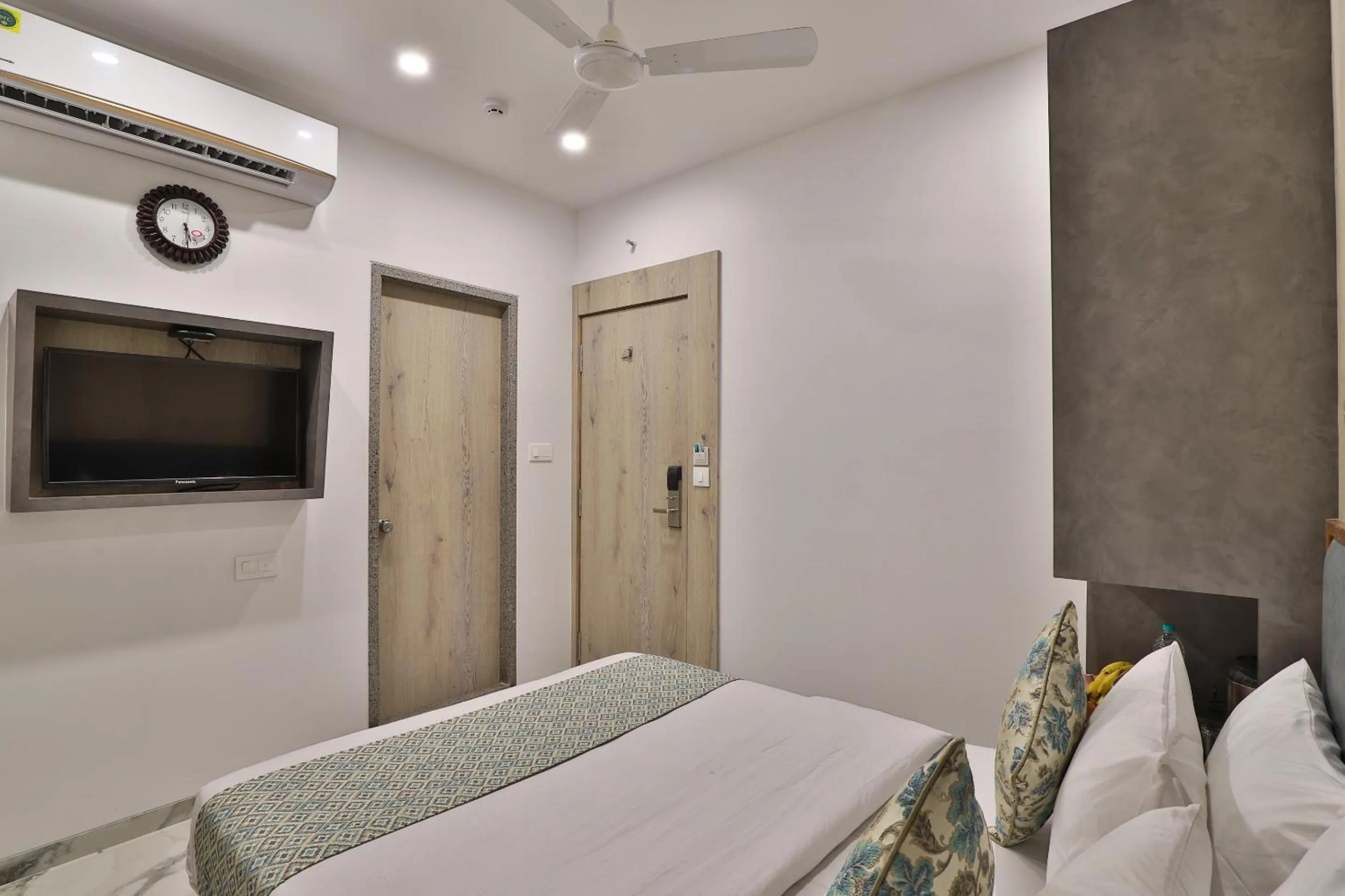 Photo of the whole room, Bed in 7 Orbit Hotel, Surat