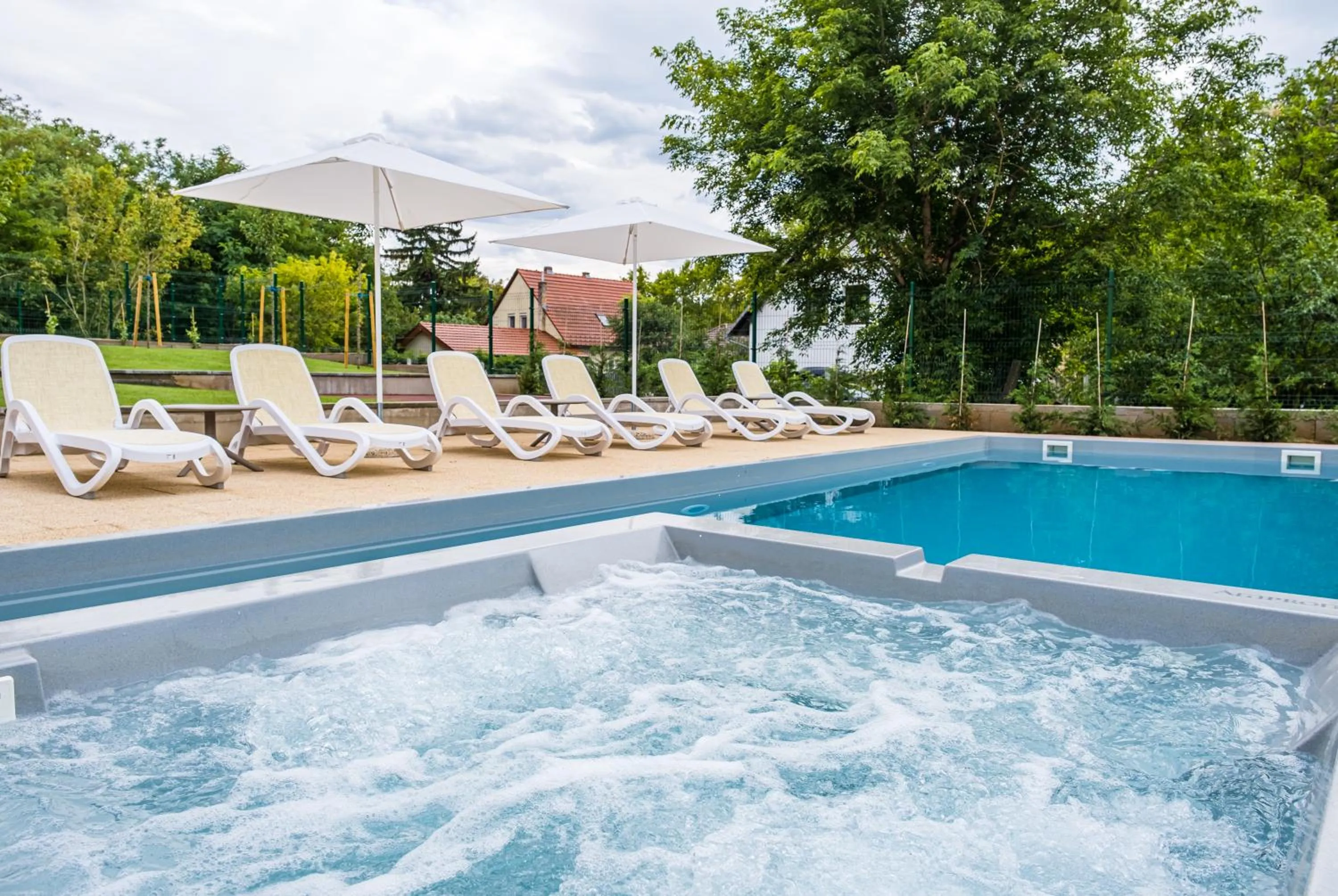 Swimming pool in Kistücsök Food & Room