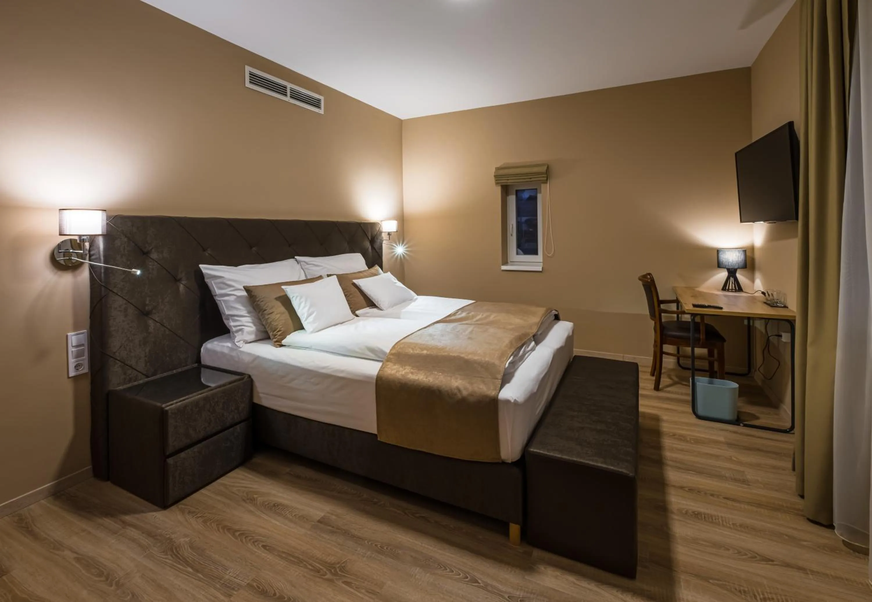 Photo of the whole room, Bed in Kistücsök Food & Room