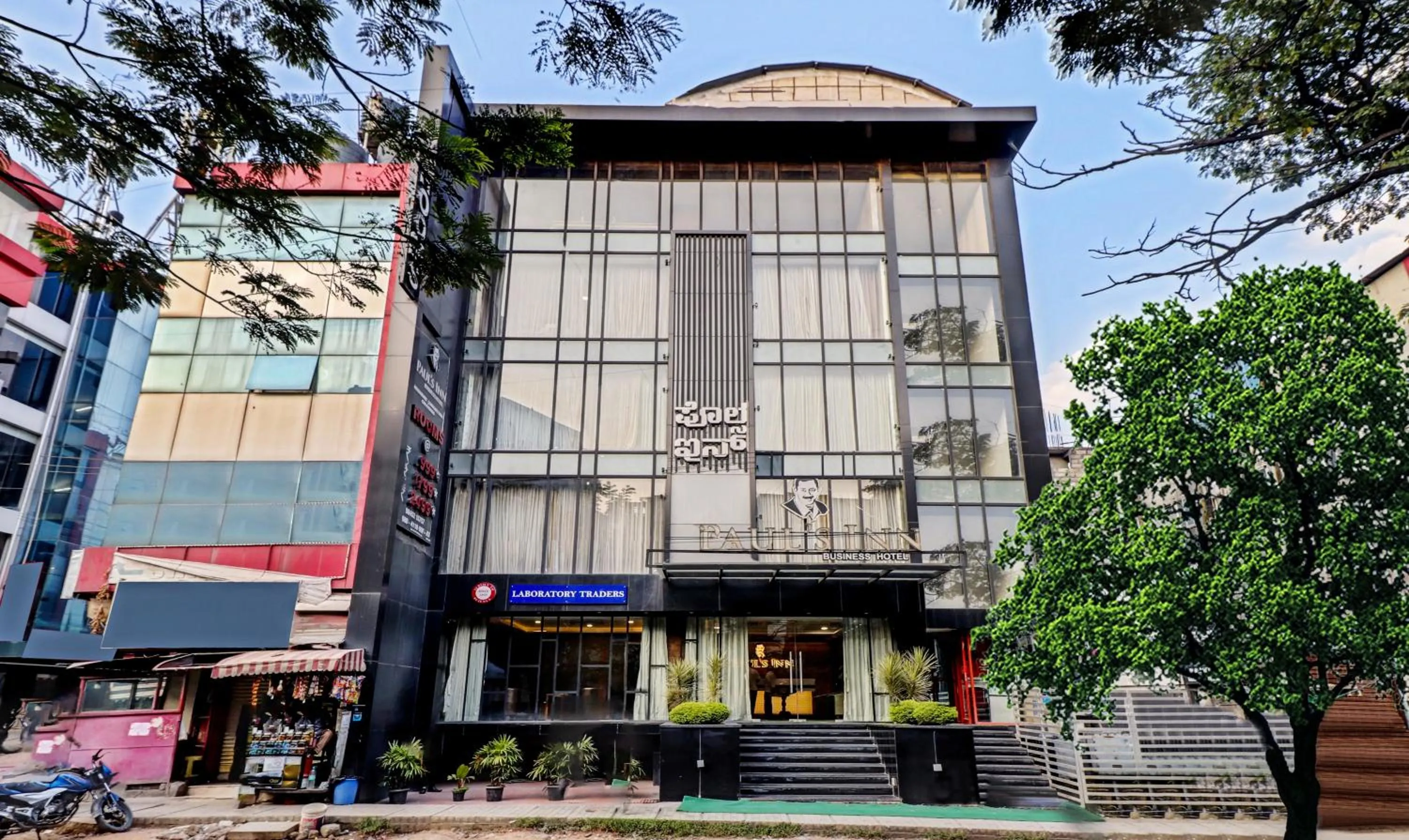 Facade/entrance in Treebo Paul's Inn