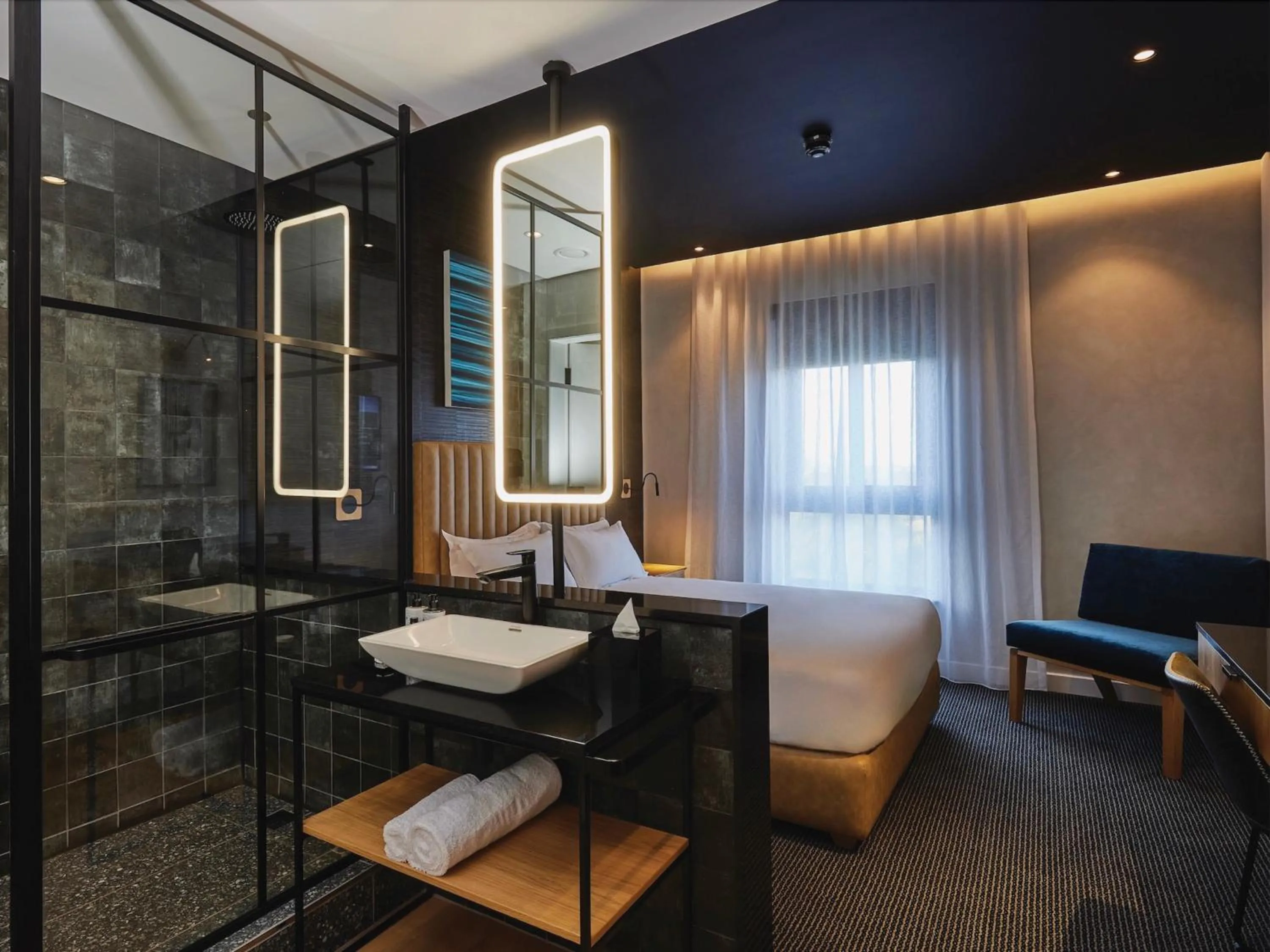 Shower in Century City Hotel Bridgewater