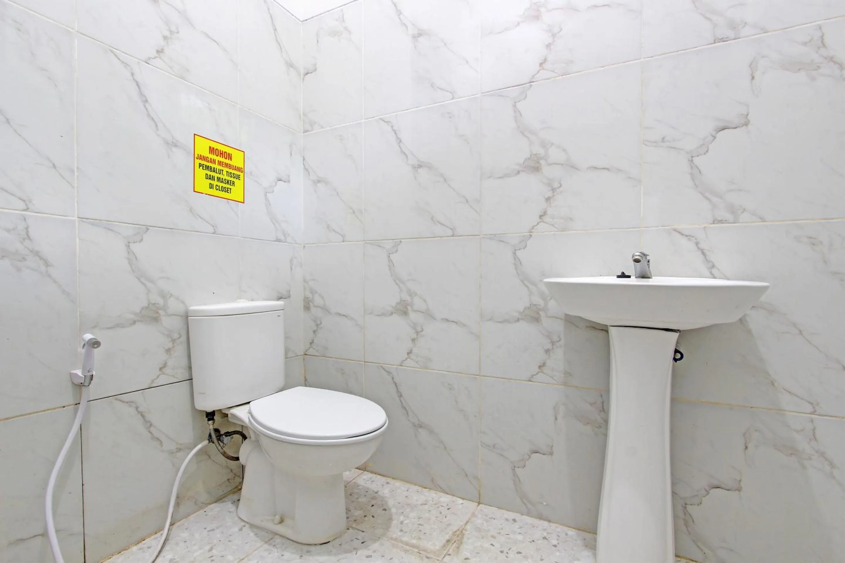 Bathroom in OYO Life 92686 Lanaya Guesthouse Syariah