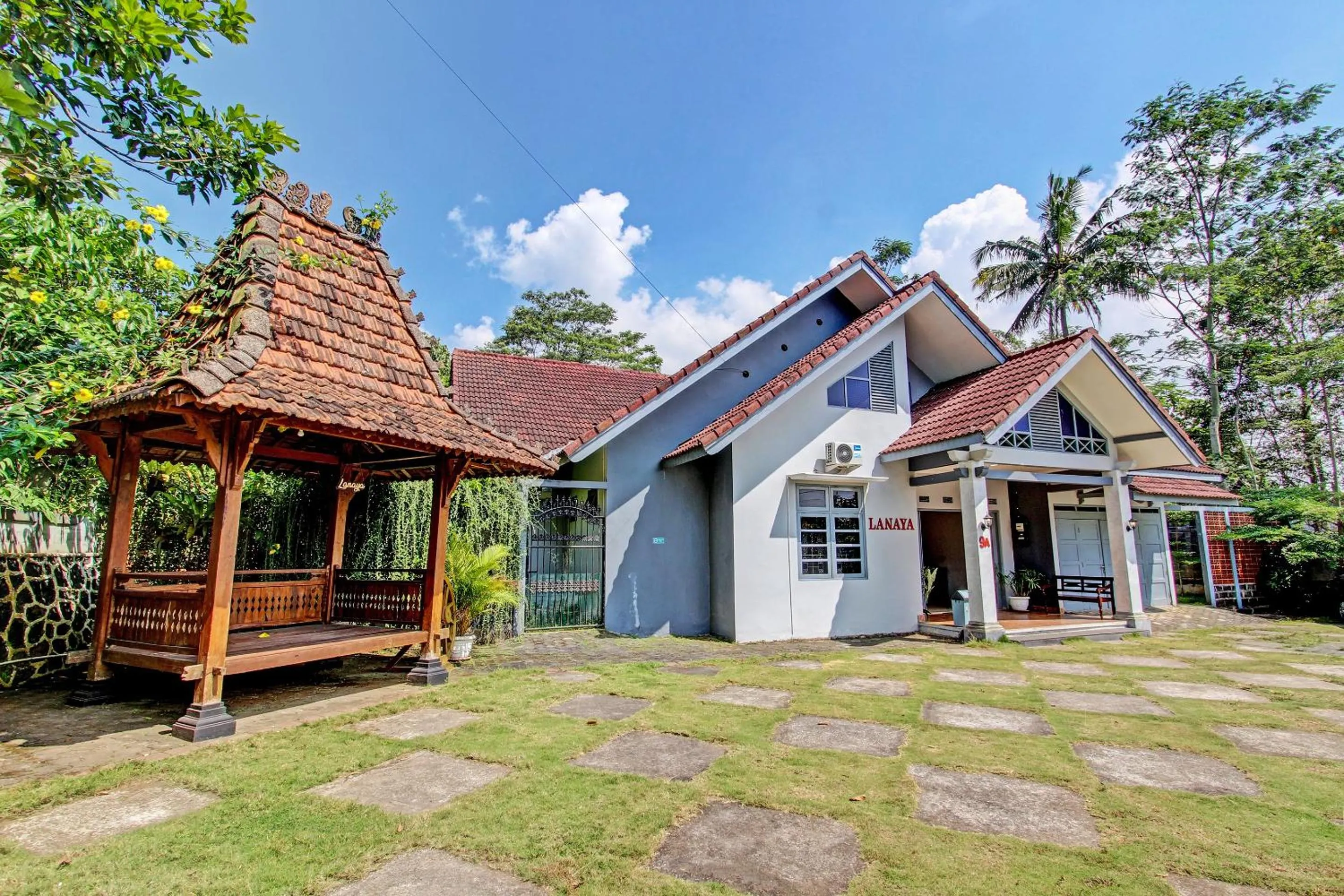 Facade/entrance in OYO Life 92686 Lanaya Guesthouse Syariah